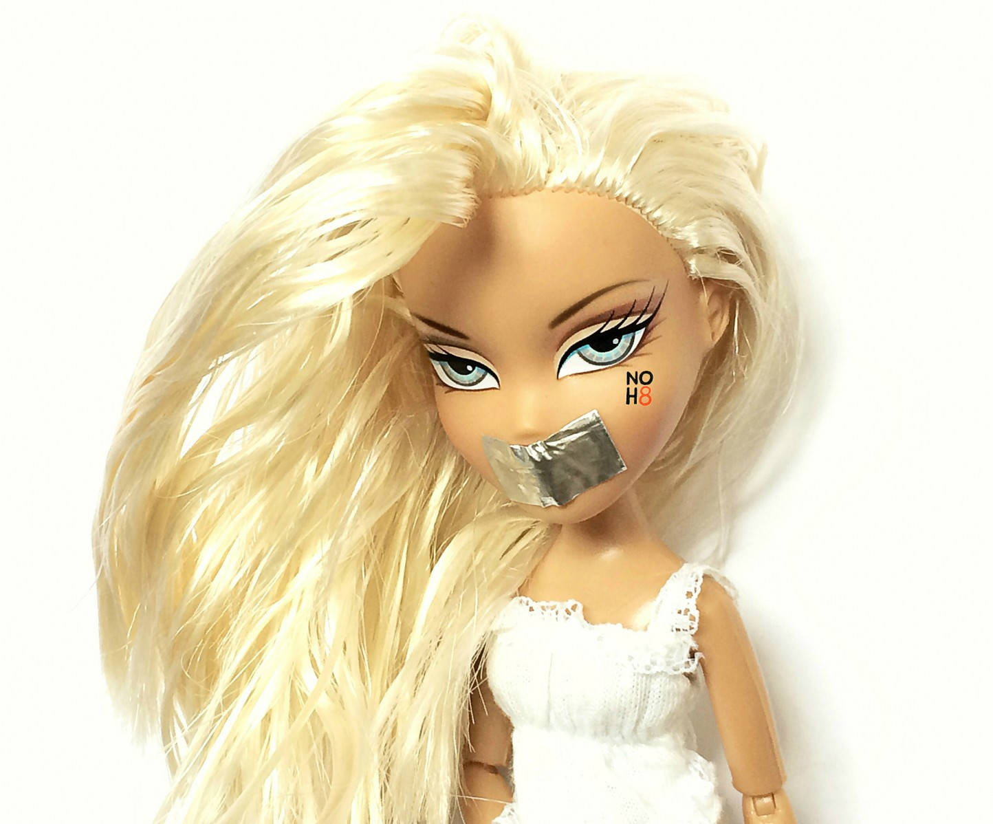 Bratz Aesthetic na Manika na Puti na Hostage Wallpaper