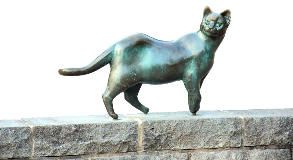 Bronse na Iskulturang Pusa sa Batong Ledge Wallpaper