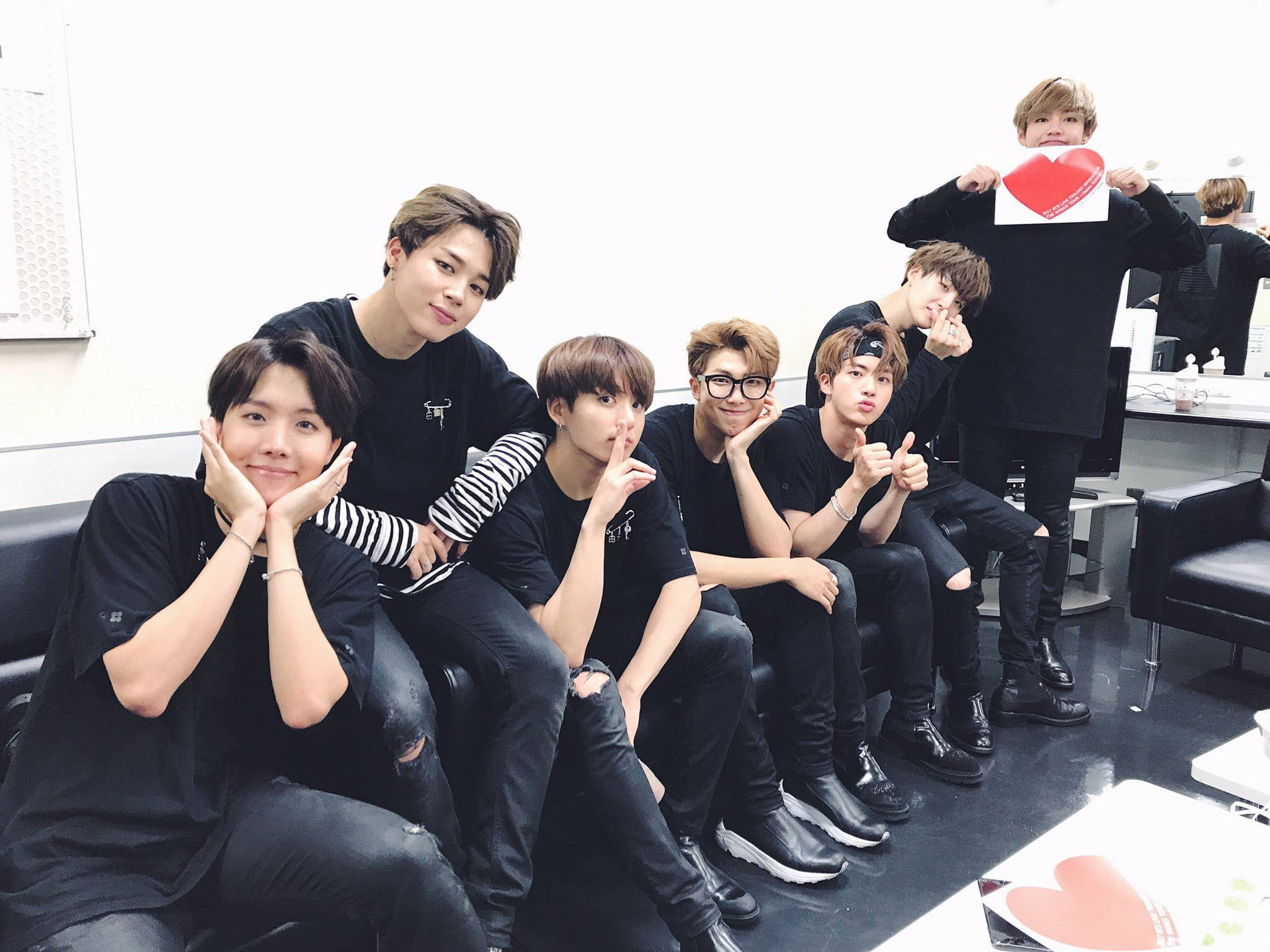 BTS 2021 Desktop - Ang Harmoniya ng mga Icon ng Pop Culture Wallpaper