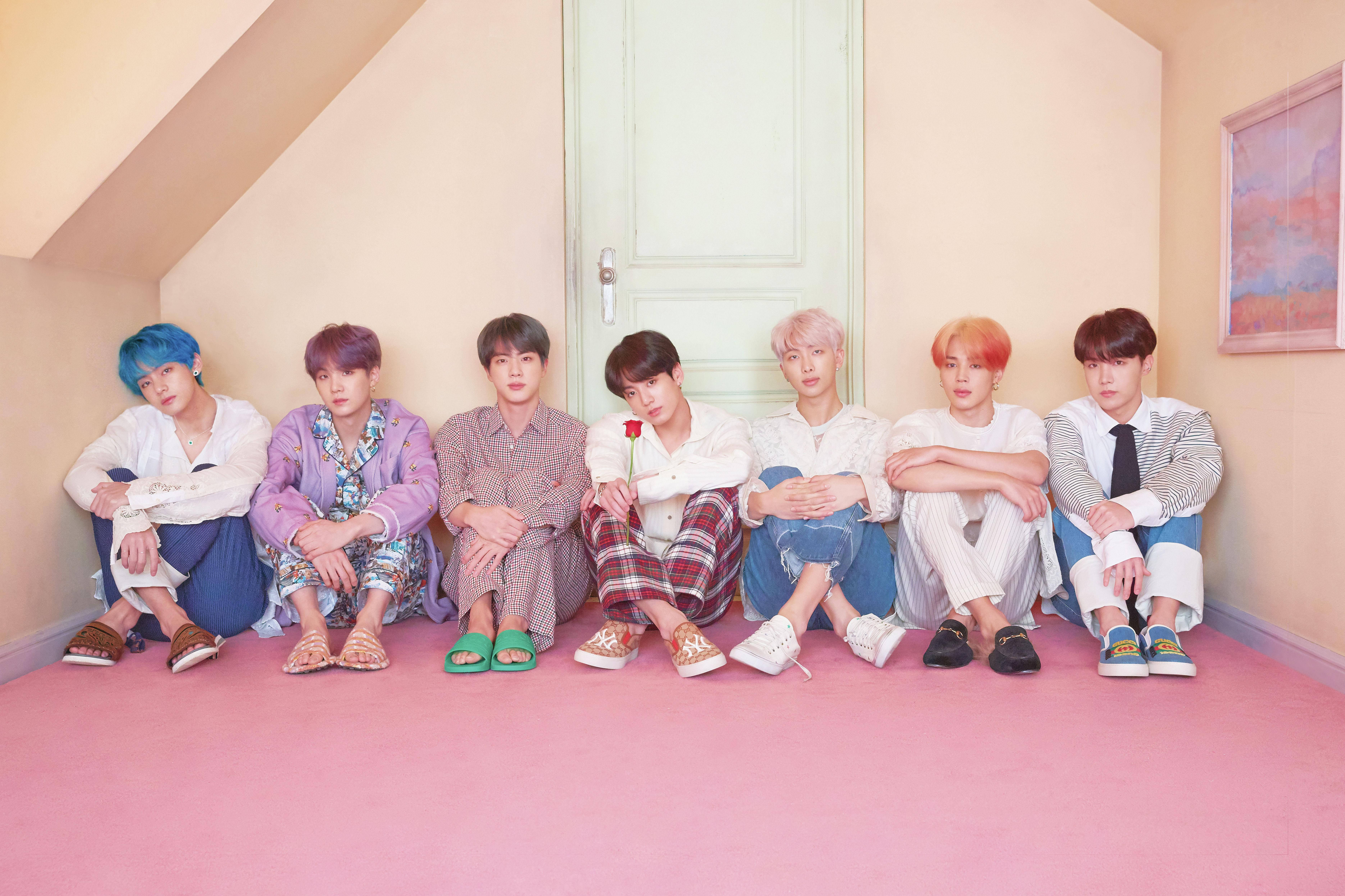 BTS Desktop Nakaupo Sa Harap Ng Pinto Wallpaper