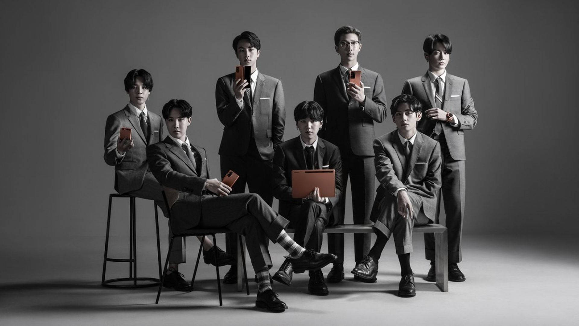 BTS Desktop Photo na May Mga Phone at Laptop Wallpaper