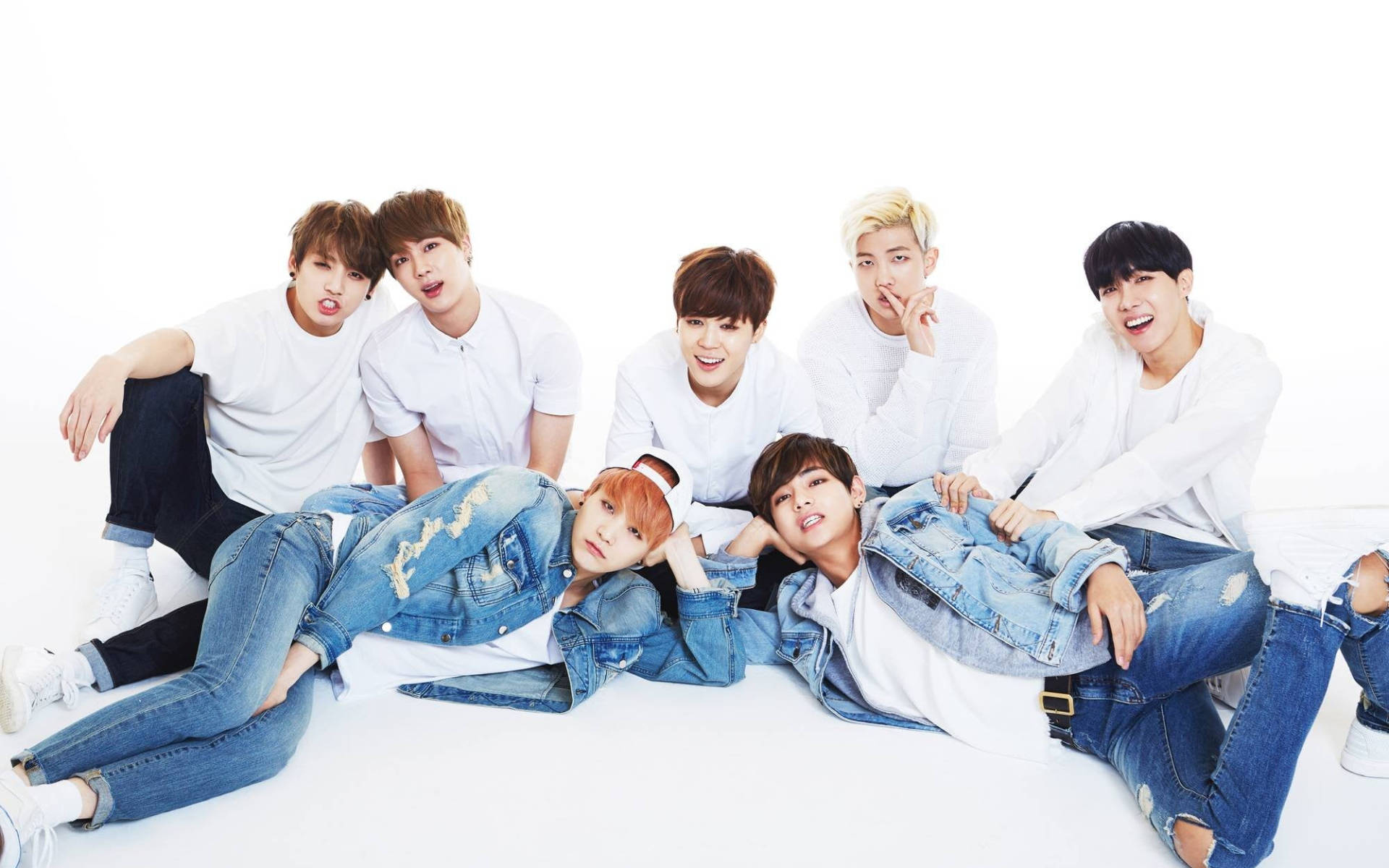 BTS Group Photo na Naka-Jeans Wallpaper