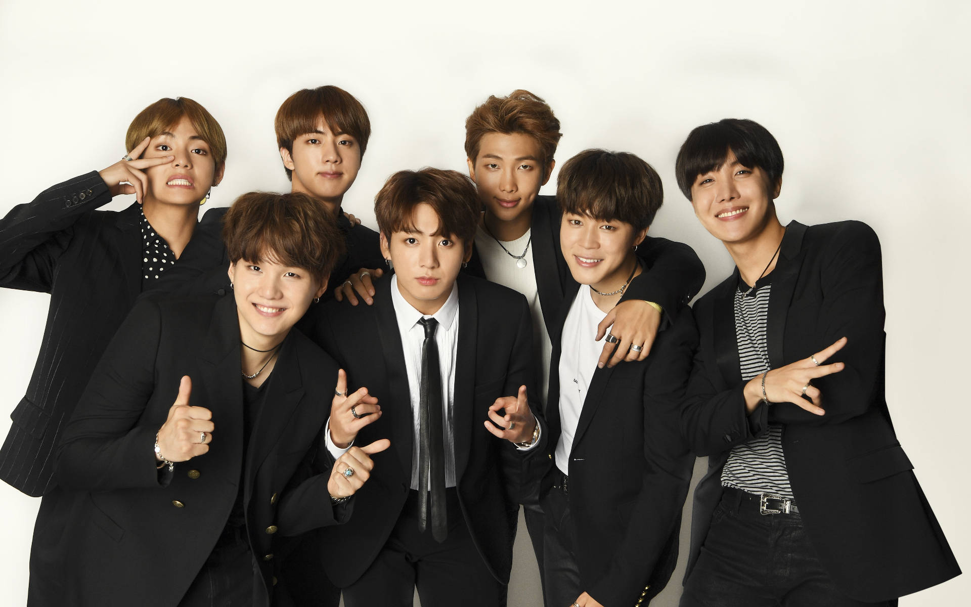 BTS Group Photo na Naka-Black Suits Wallpaper