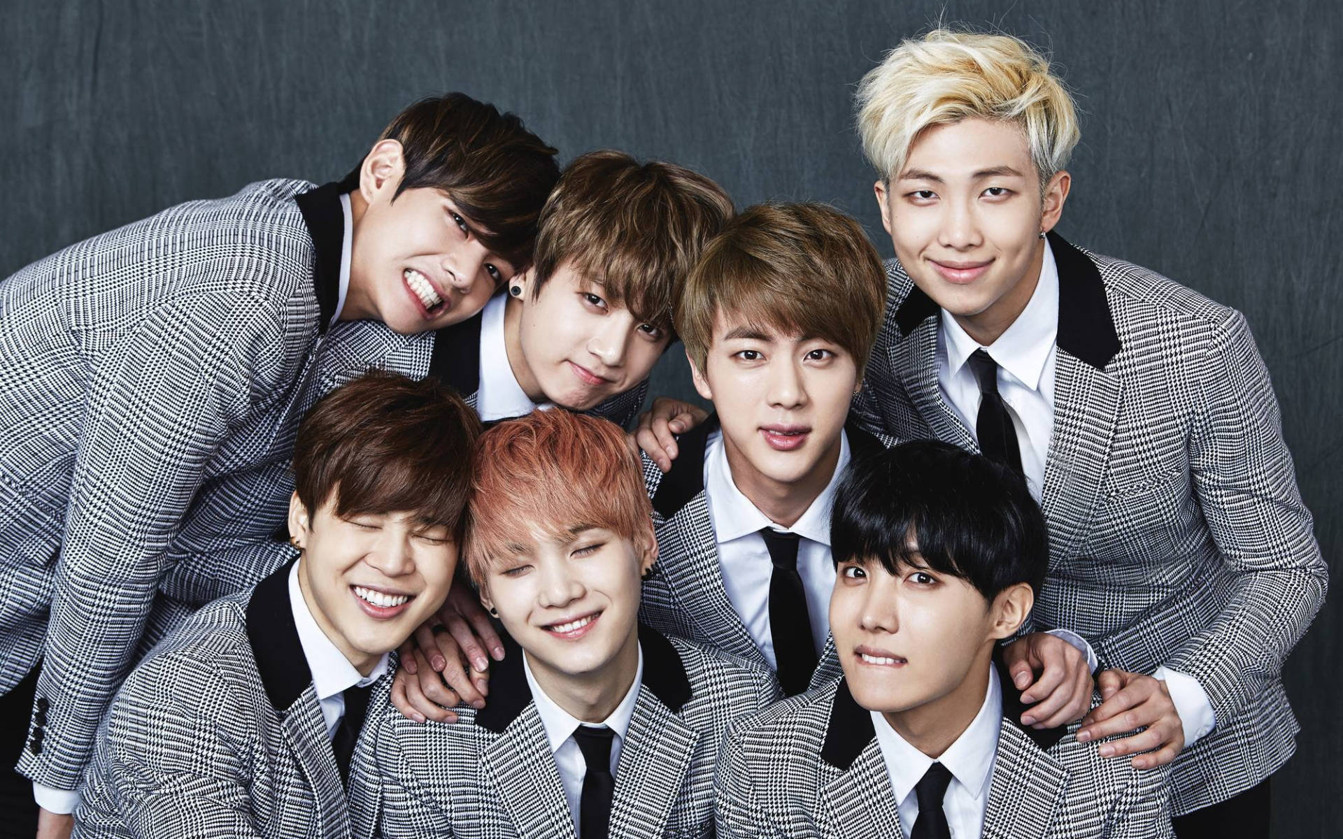 BTS Group Photo na Nakasuot ng Gray Suits Wallpaper