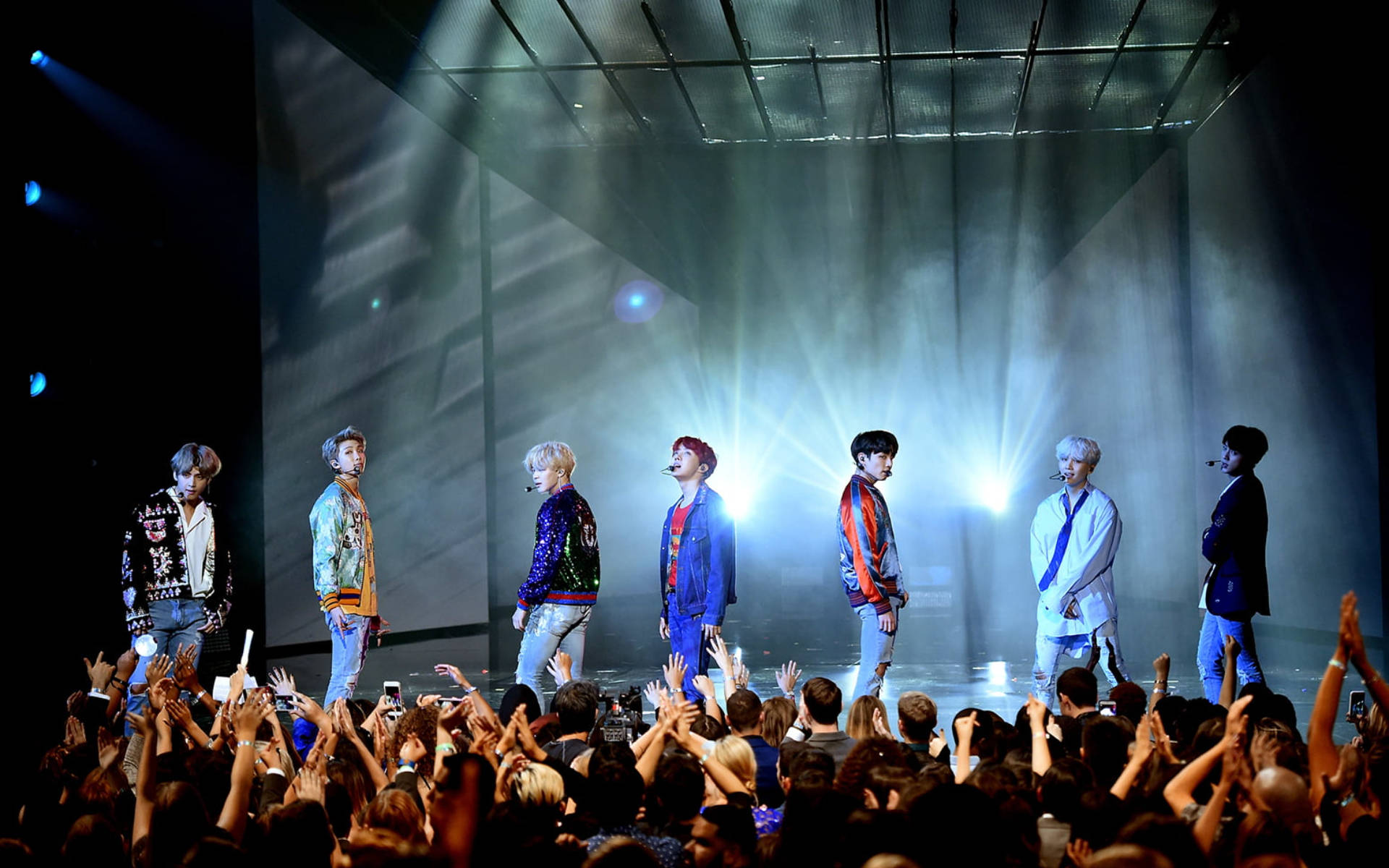 BTS Group Photo sa Stage Wallpaper