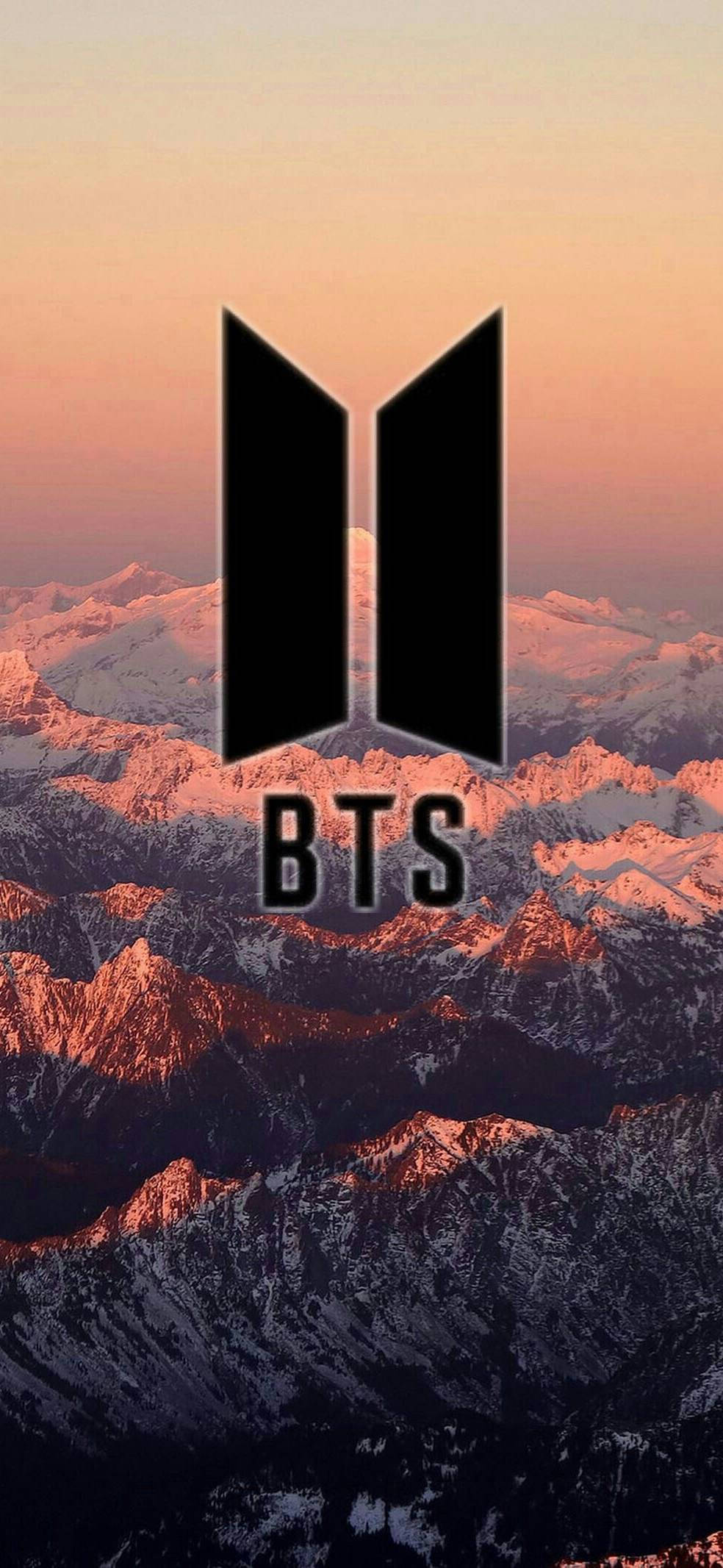 BTS Logo sa Aesthetic na Bundok Wallpaper