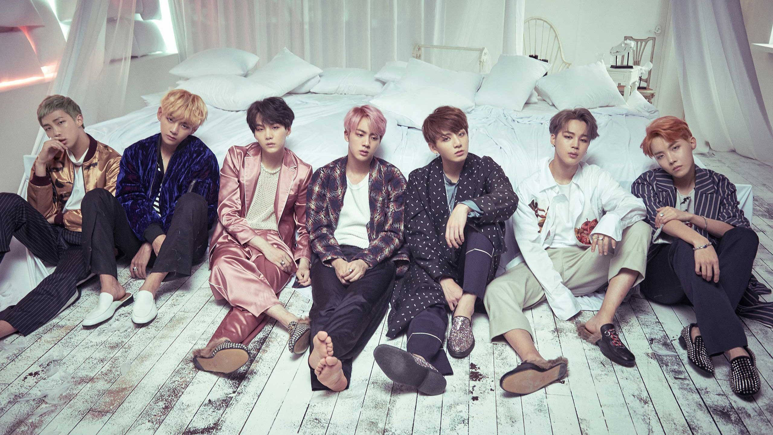 BTS Members sa Tabi ng Kama at Laptop Wallpaper