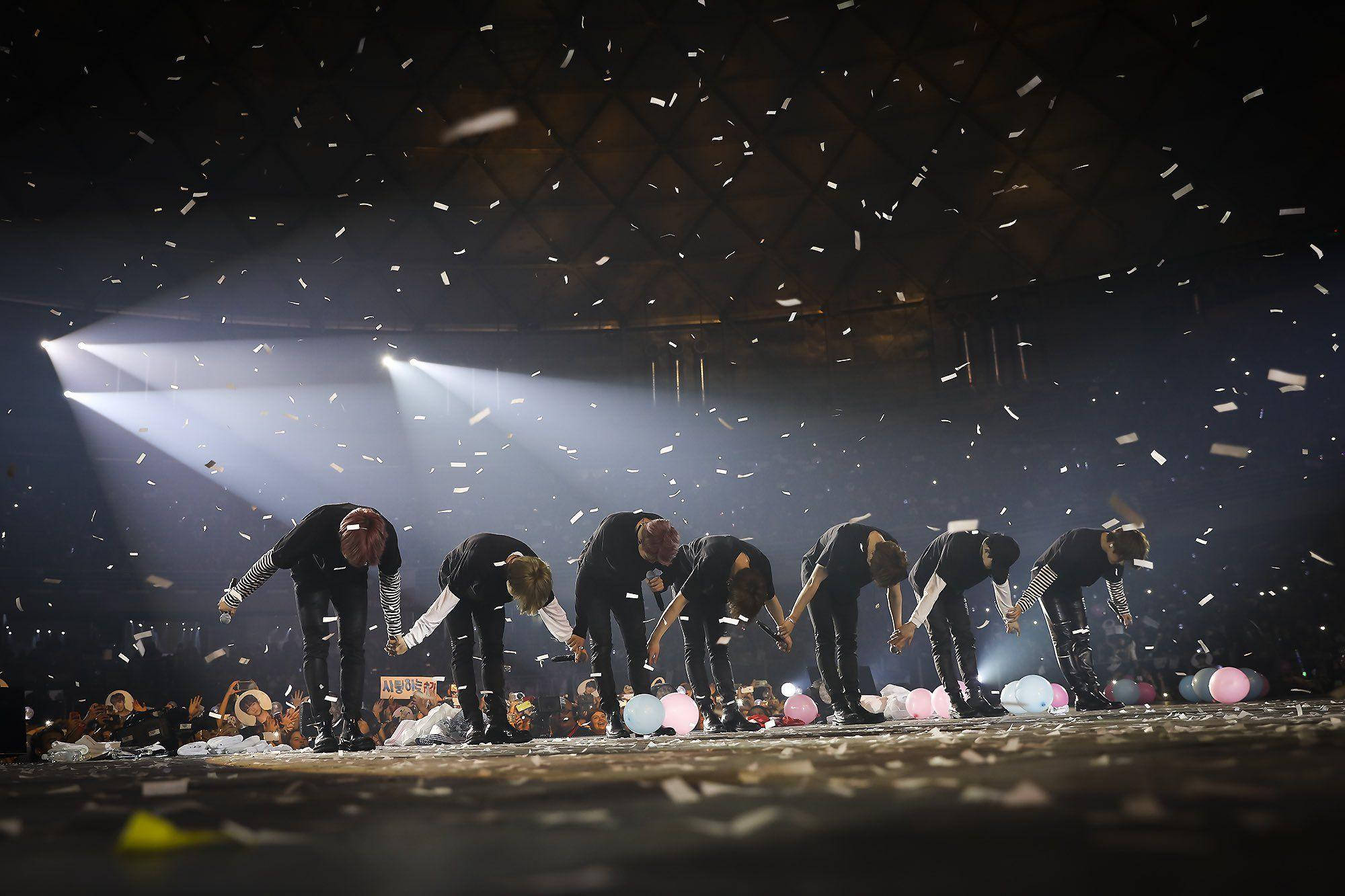 BTS Nagpapatirapa sa Konsyerto Wallpaper