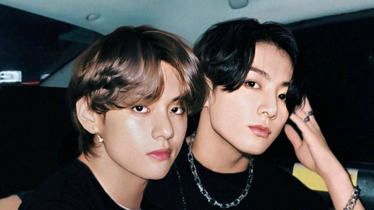 BTS V at Jungkook sa Loob ng Kotse Wallpaper