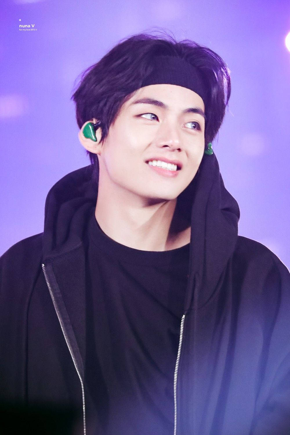 BTS V, Elegante sa Itim na Kasuotan Wallpaper
