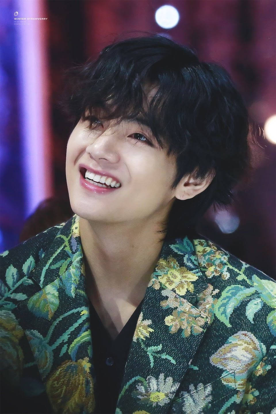 BTS V na Floral-Patterned Coat Wallpaper