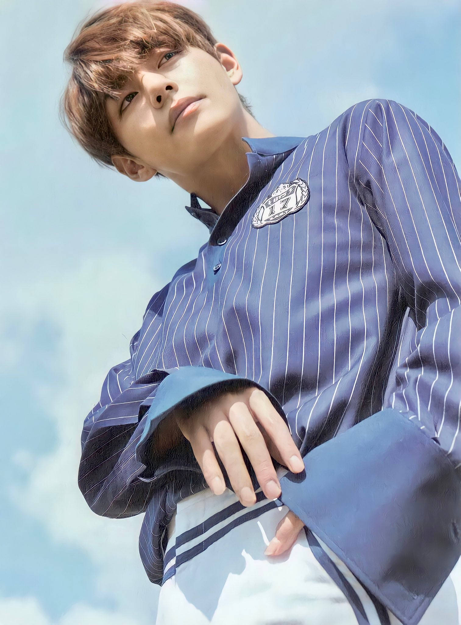 BTS V na May Asul na Guhit na Polo Wallpaper