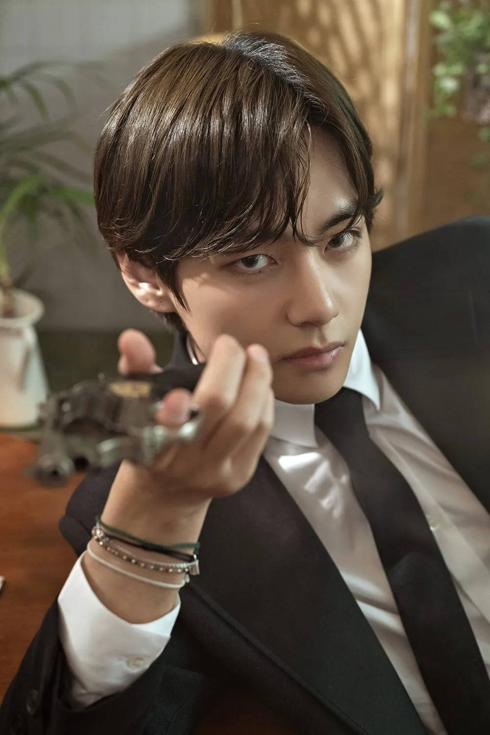 BTS V na May Baril Wallpaper