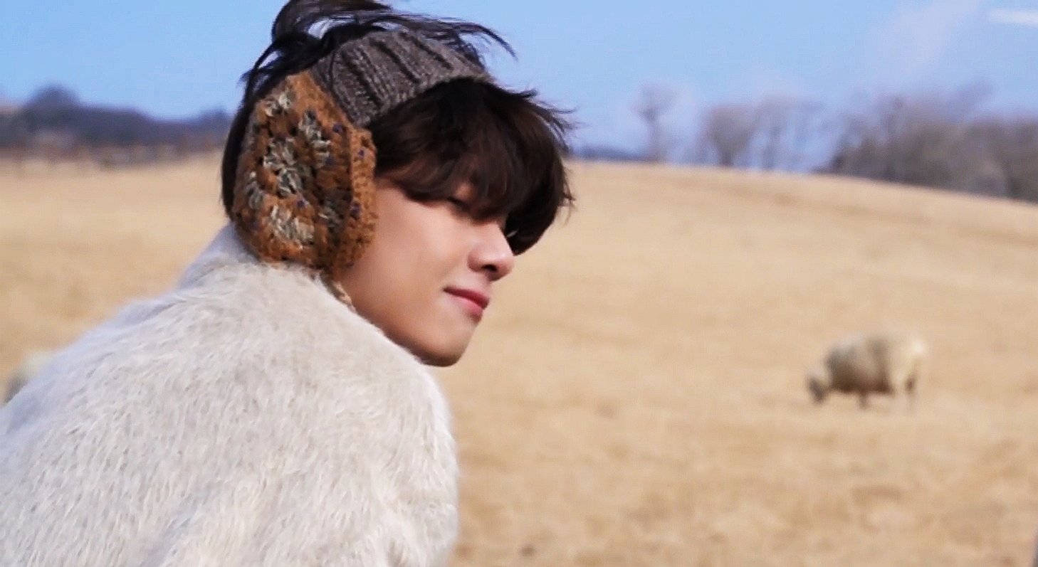 BTS V na May Knitted Earmuffs Wallpaper