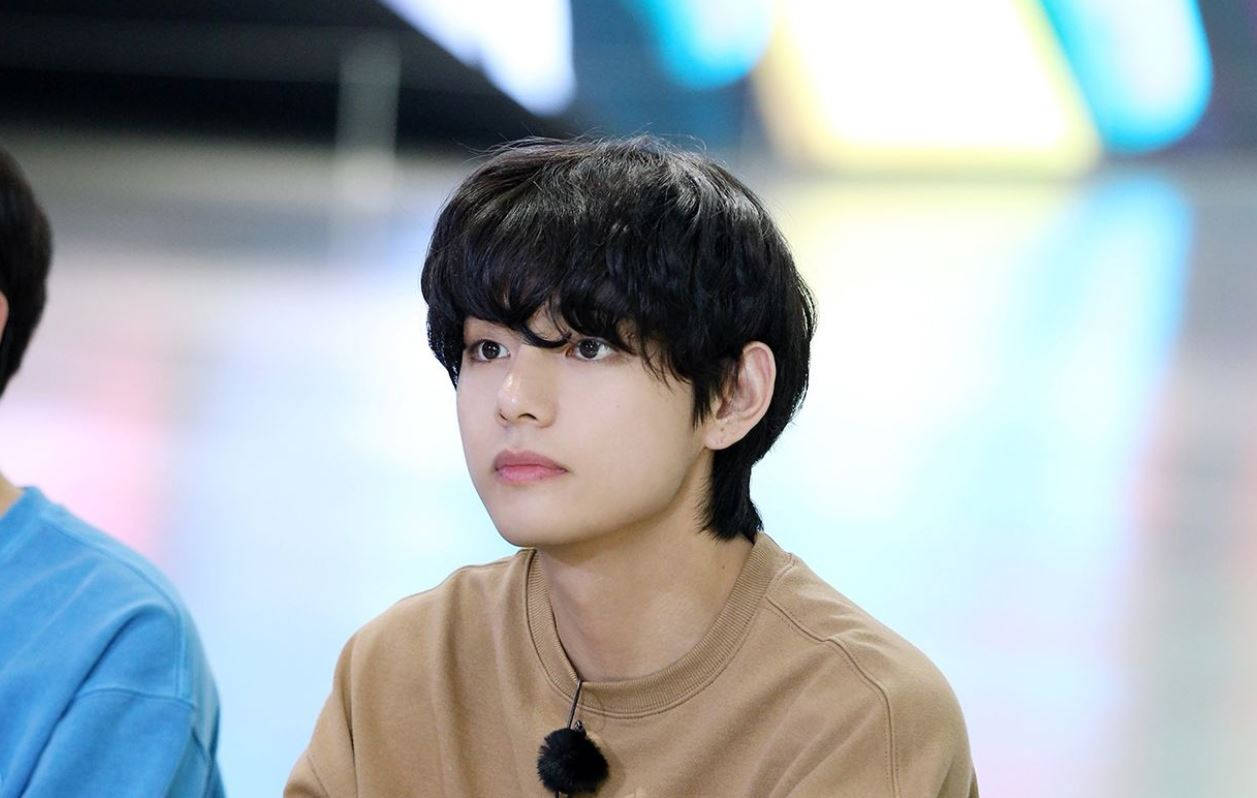 BTS V na Naka-Brown na Shirt Wallpaper