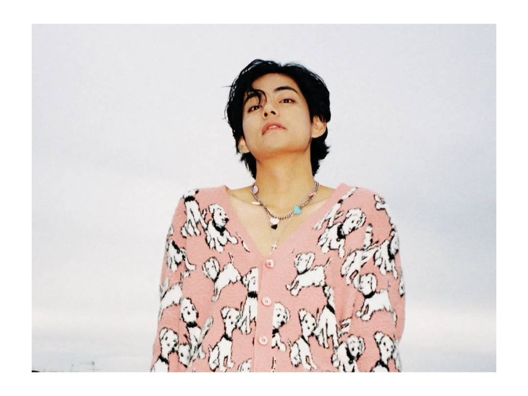 BTS V na Nakasuot ng Pink na Cardigan na May Puppy Wallpaper