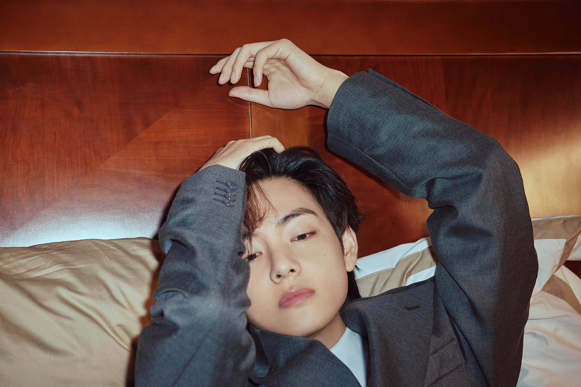 BTS V sa Kama Wallpaper