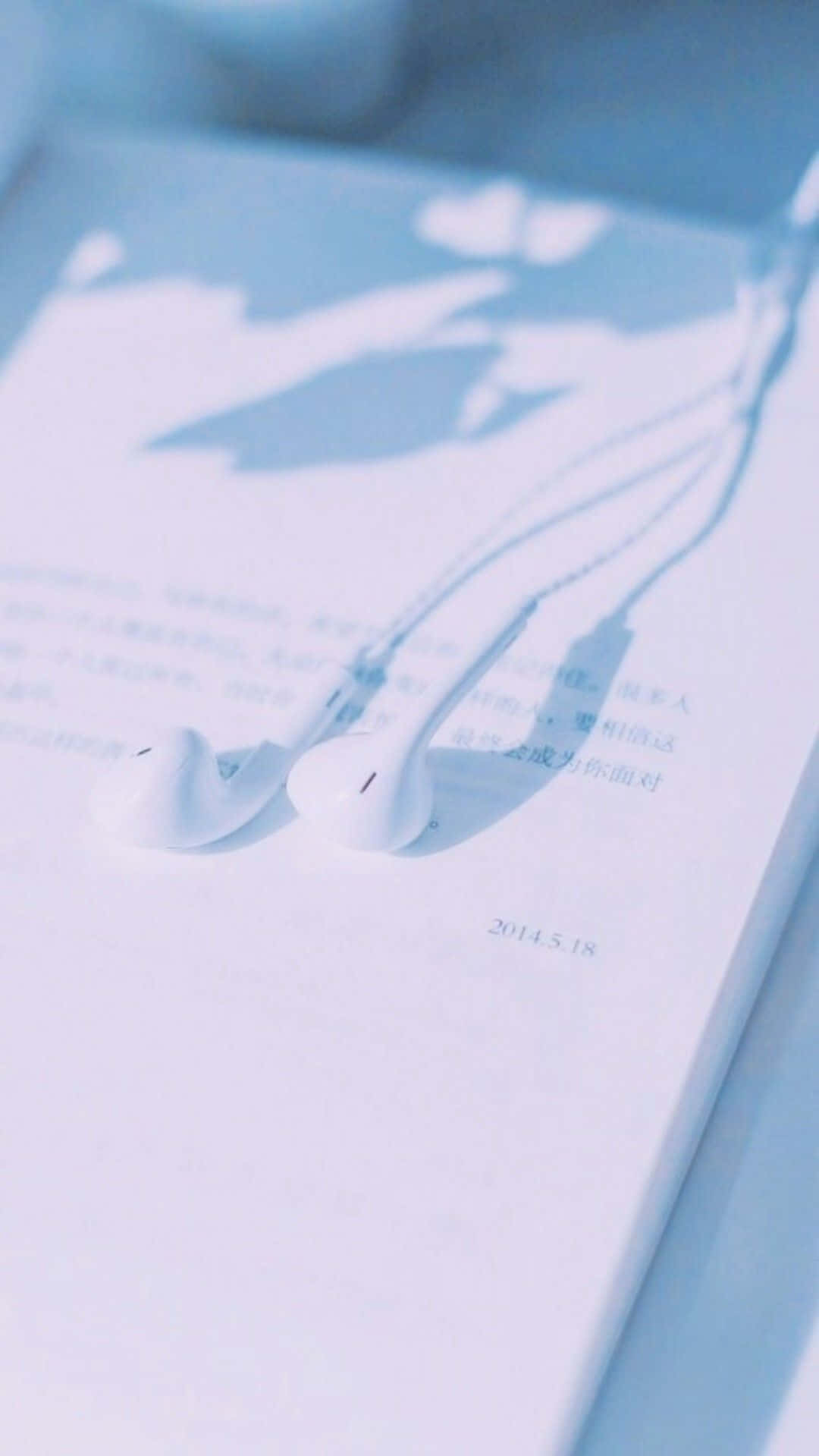 Bukas na Aklat na May Earphones Aesthetic Light Blue Wallpaper