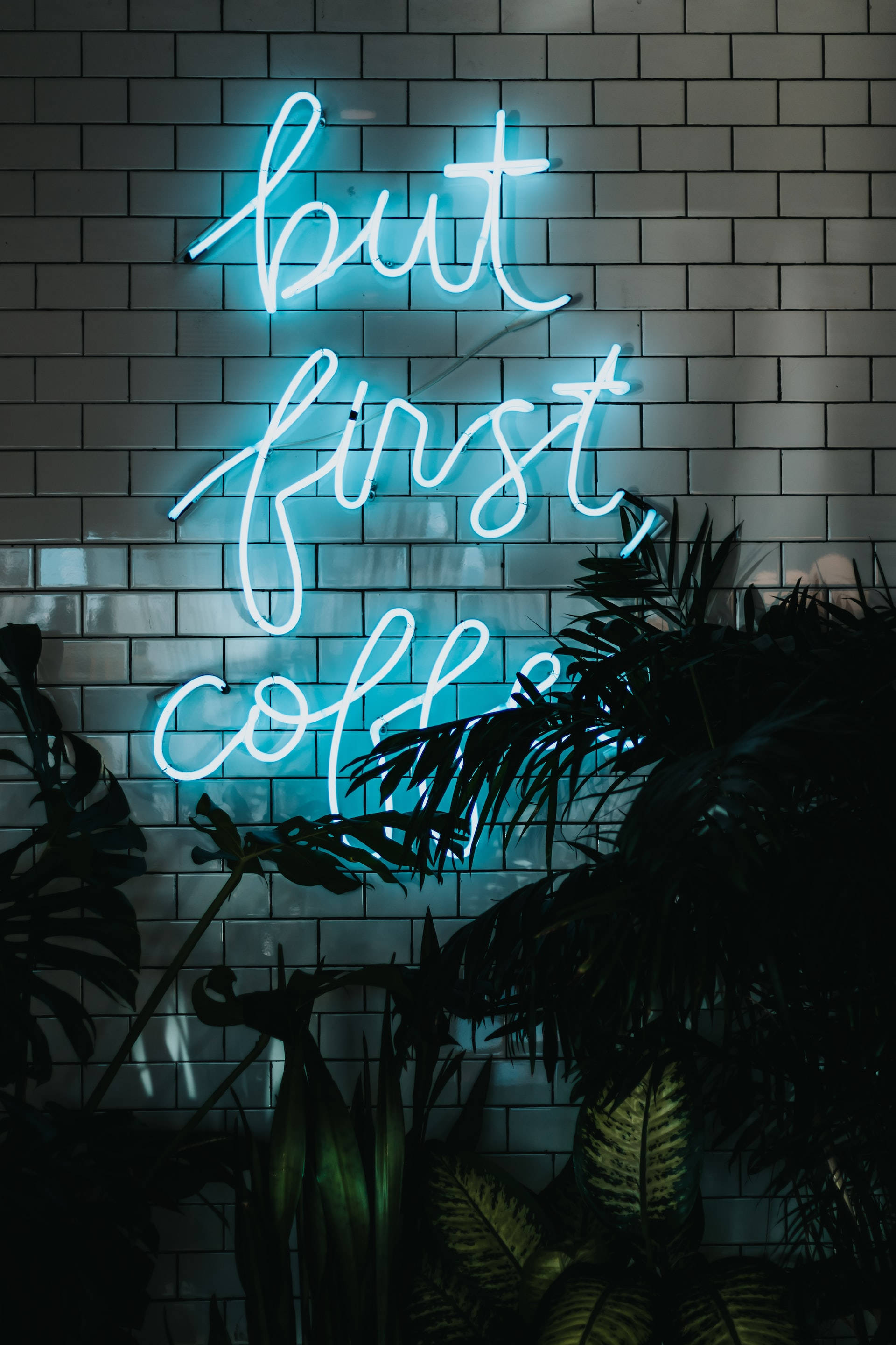 "But First Coffee" sa Neon Blue na iPhone Wallpaper