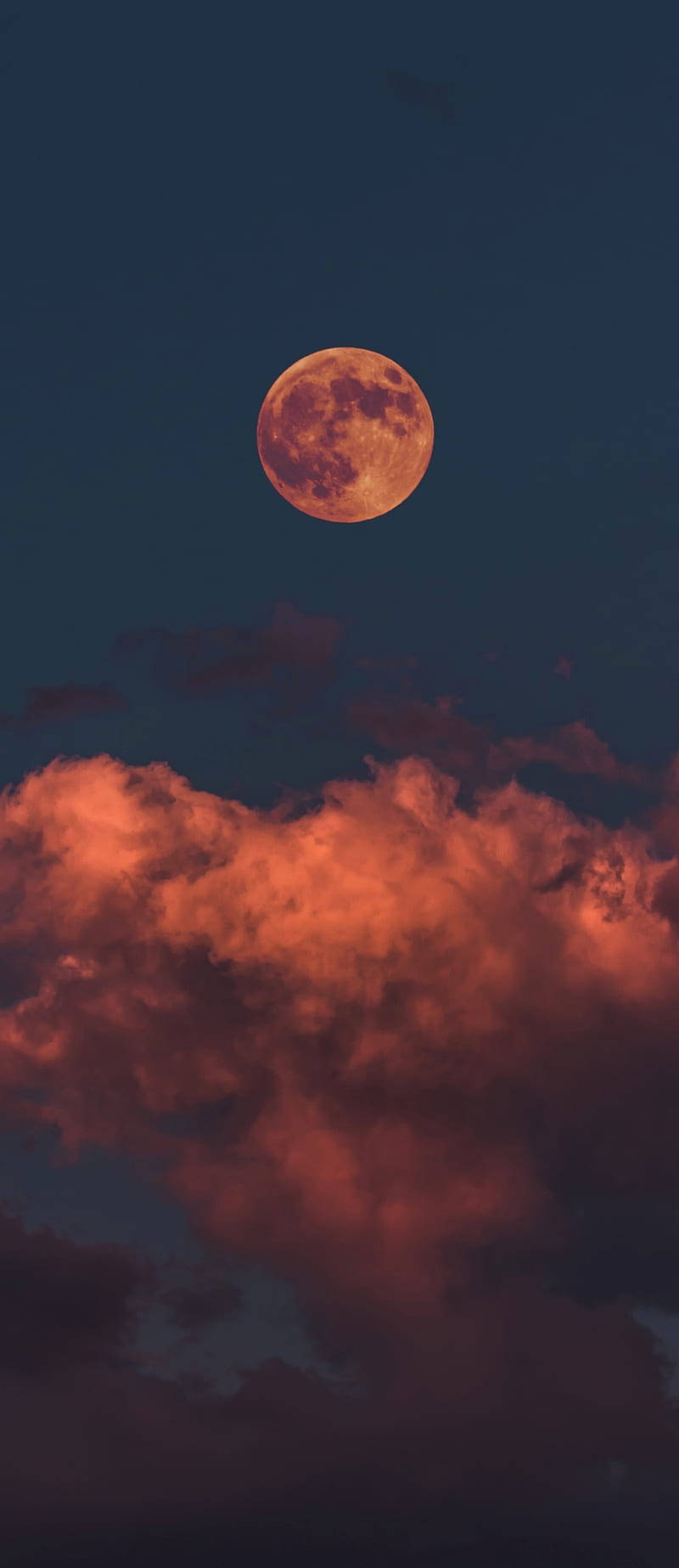 Buwan na May Pulang Kulay mula sa iPhone 11 Pro Wallpaper