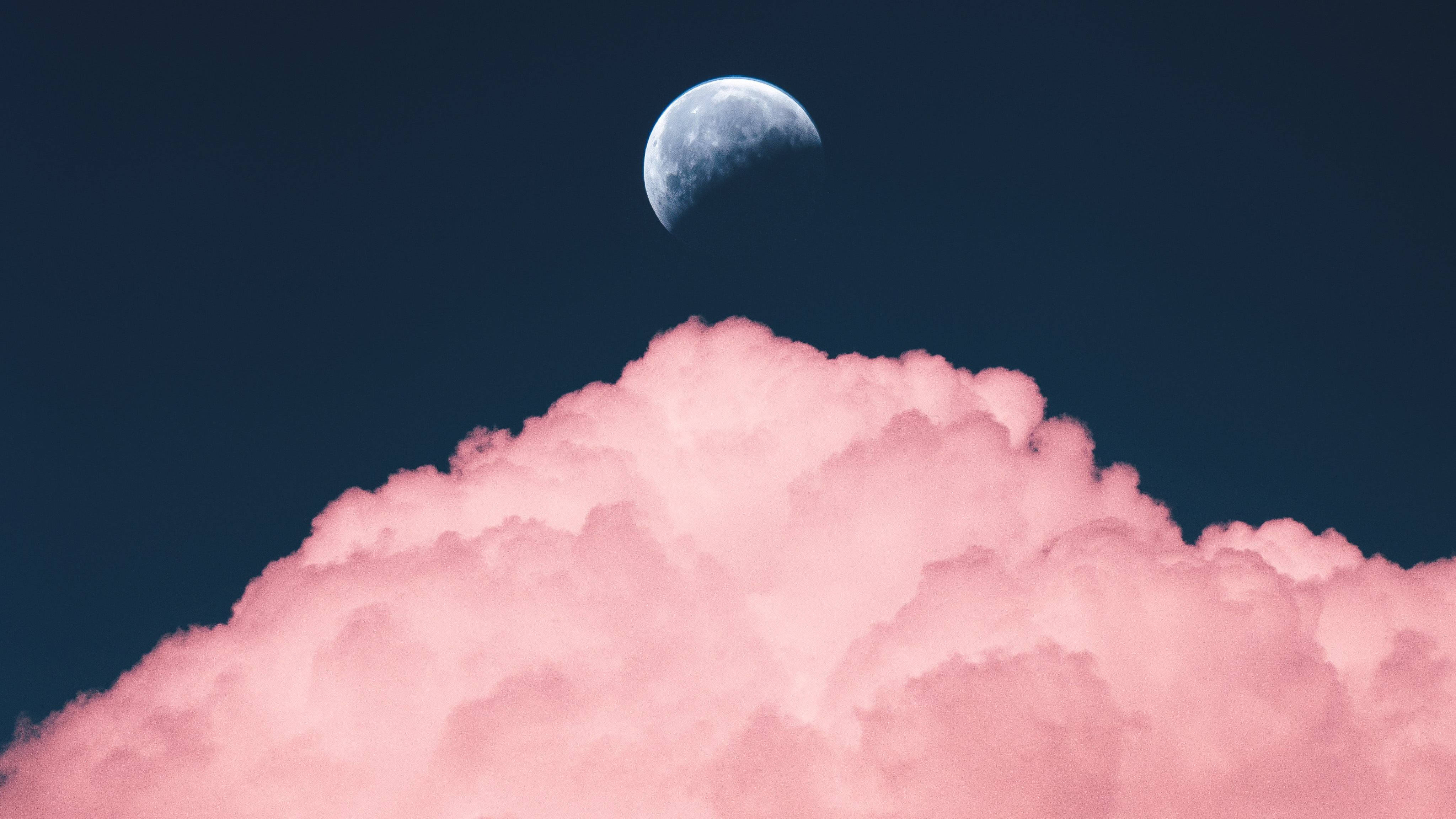 Buwan sa Itaas ng Ulap Aesthetic Mac Wallpaper
