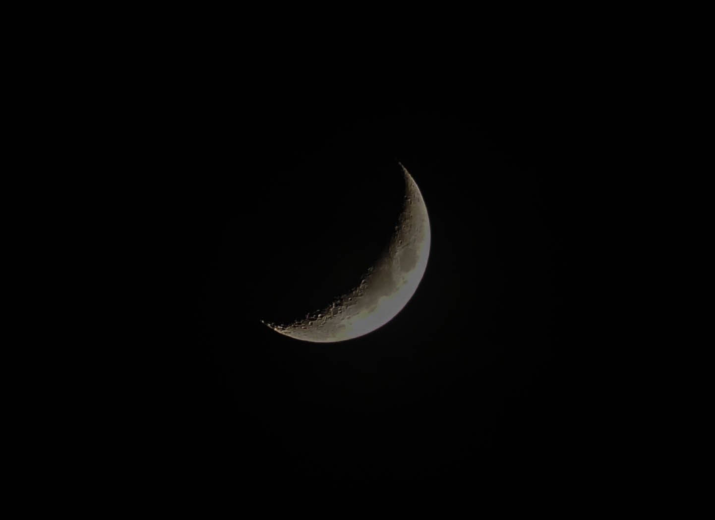 Buwan sa Madilim na Itim na Gabi Wallpaper