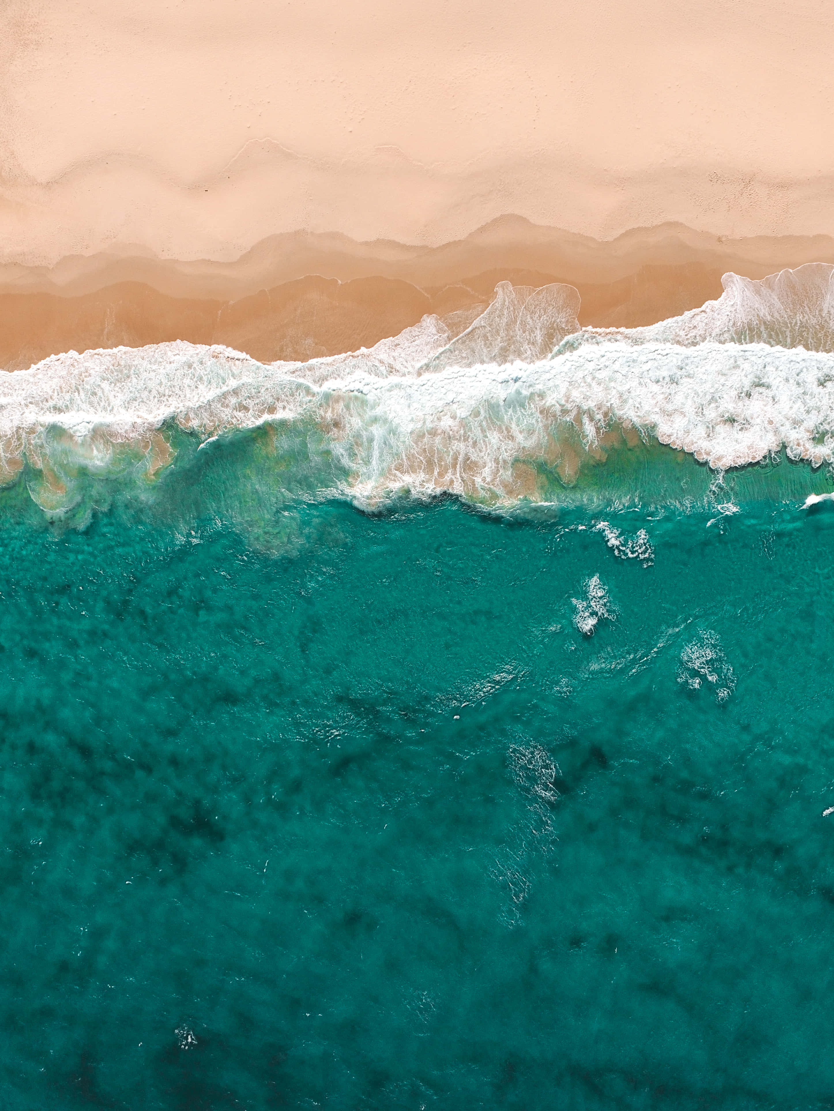 Kalmadong Asul na Tubig ng Dagat at Langit sa Unahan Wallpaper