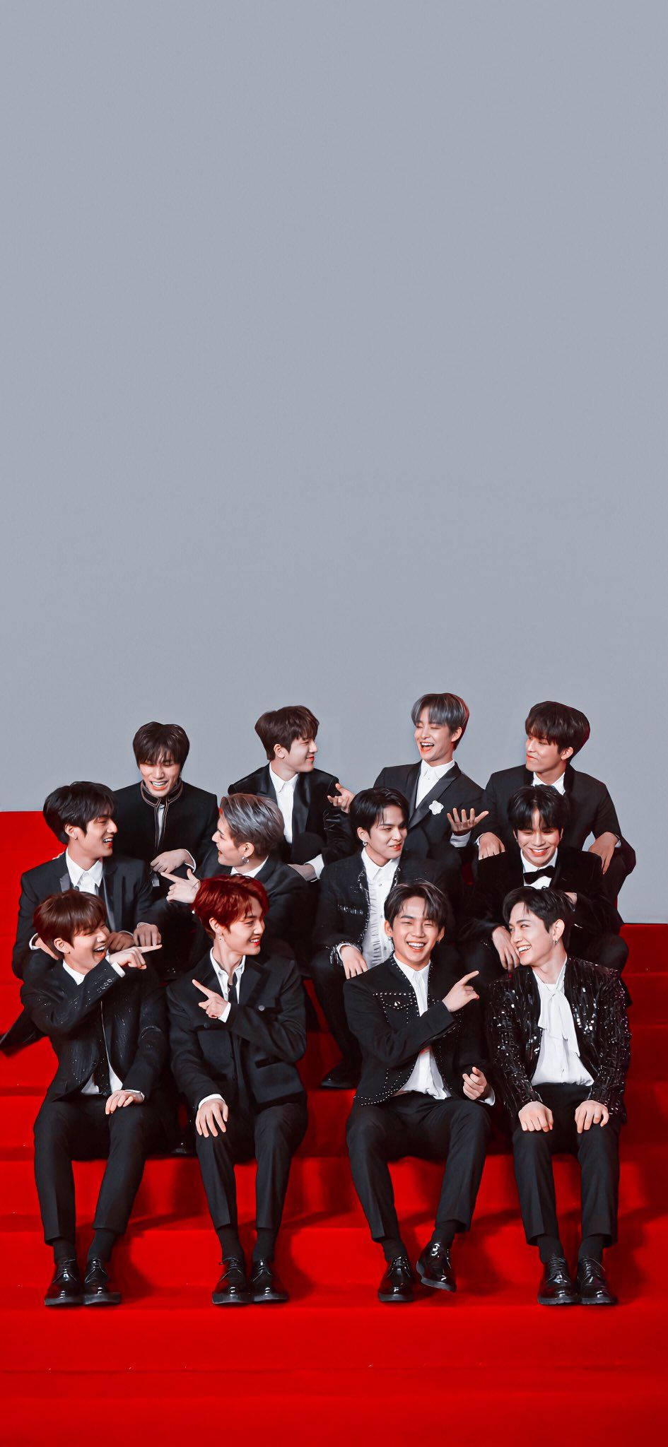 Caption: Isang Nagniningning na Kahon ng Kayamanan sa Pulang Karpet Wallpaper