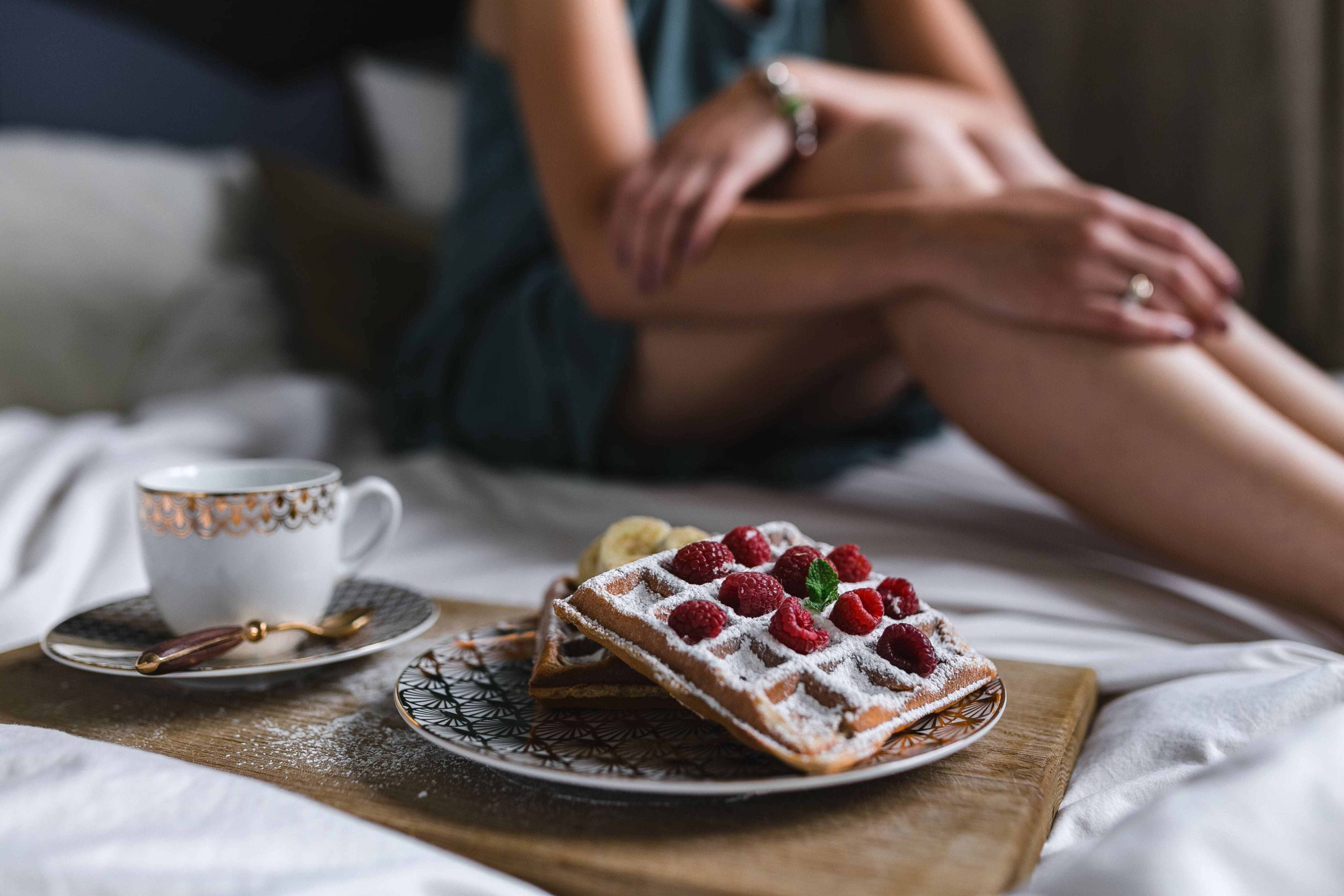 Malulutong Gintong Waffles na Inihain para sa Nakakarelaks na Almusal sa Kama Wallpaper