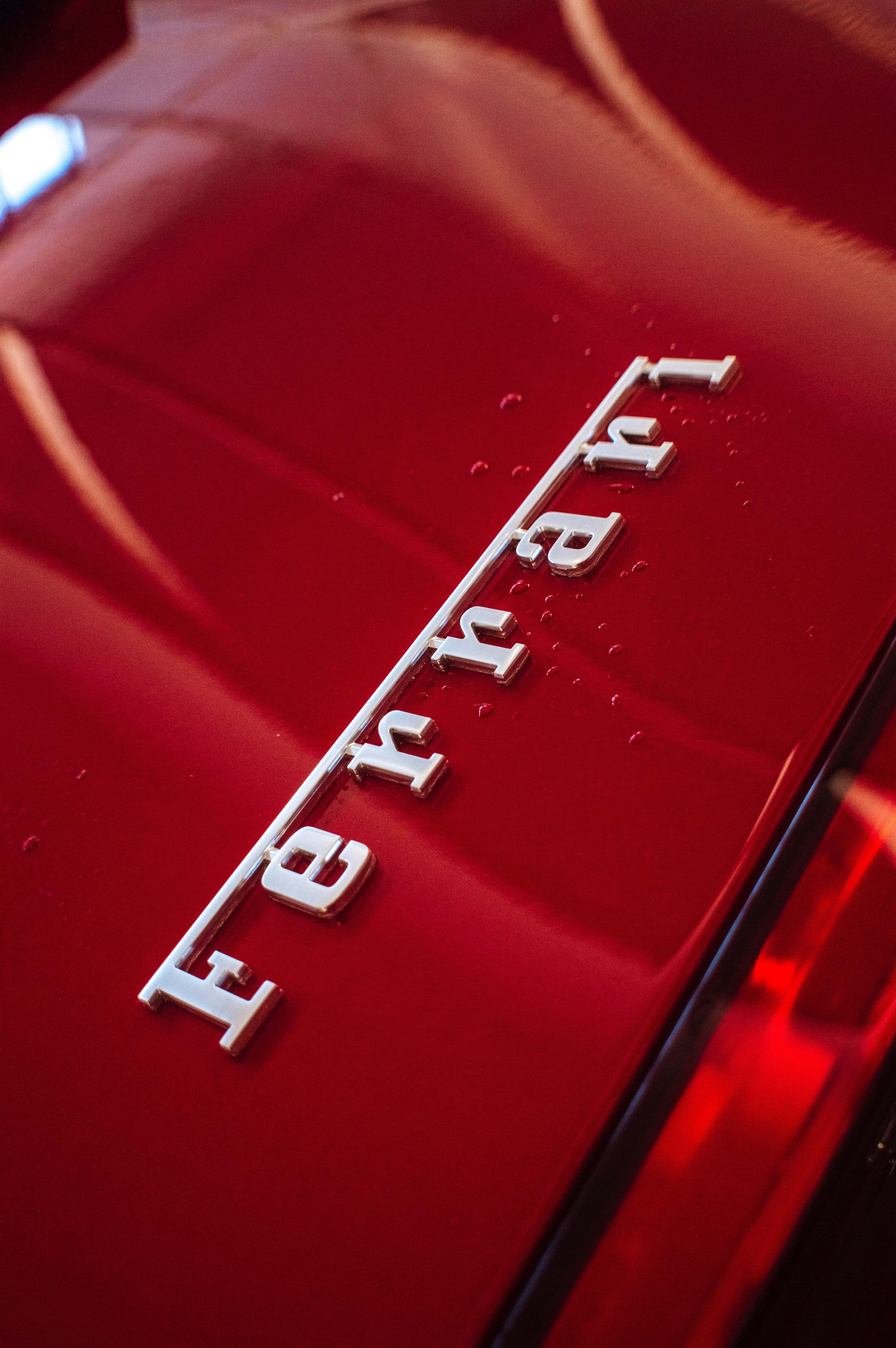 Caption: "Ferrari Dream Machine - Kapangyarihan at Elegance sa Makulay na Pula" Wallpaper