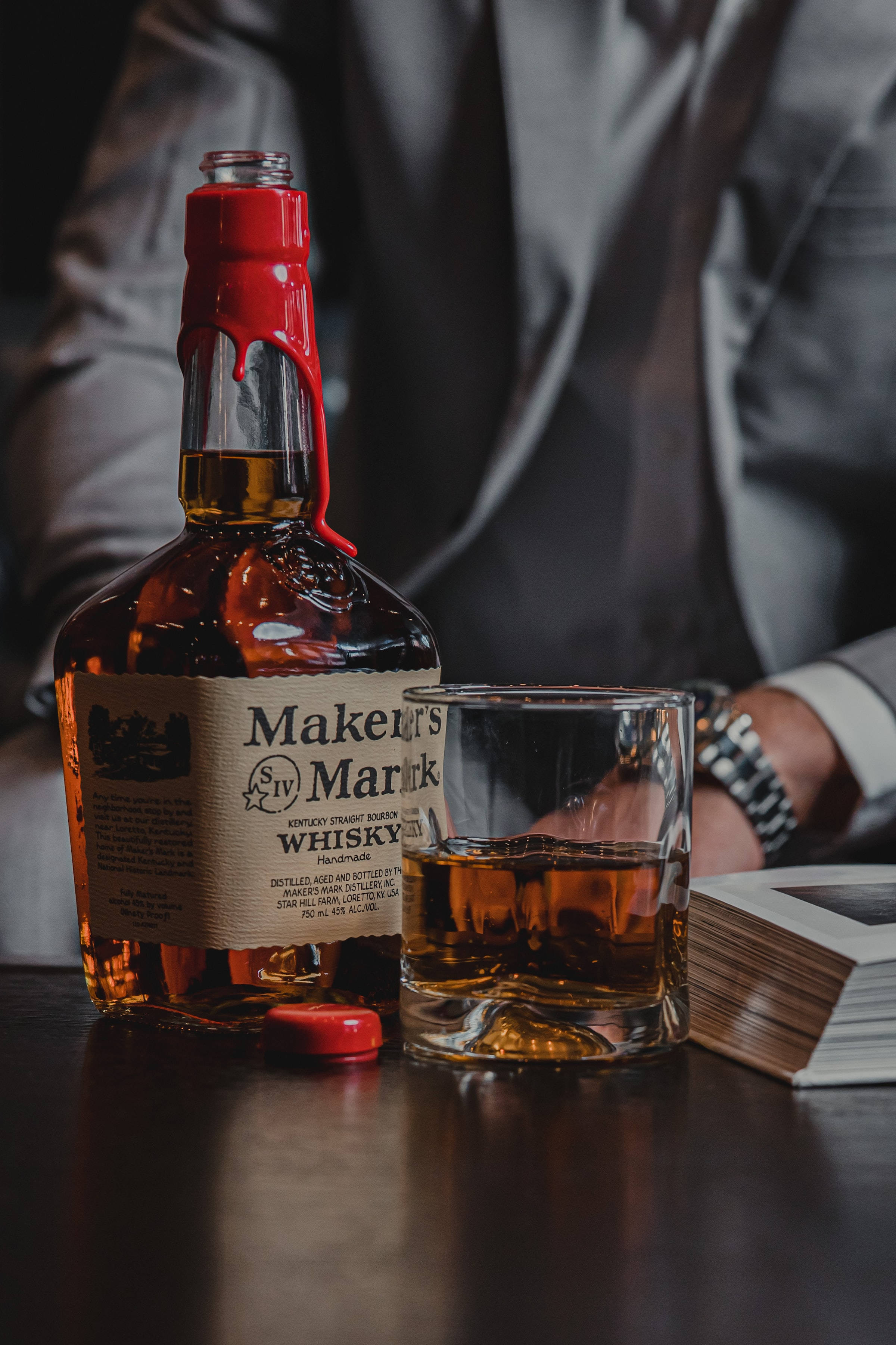 Caption: Isang Taste ng Excellence - Maker's Mark Whiskey Wallpaper