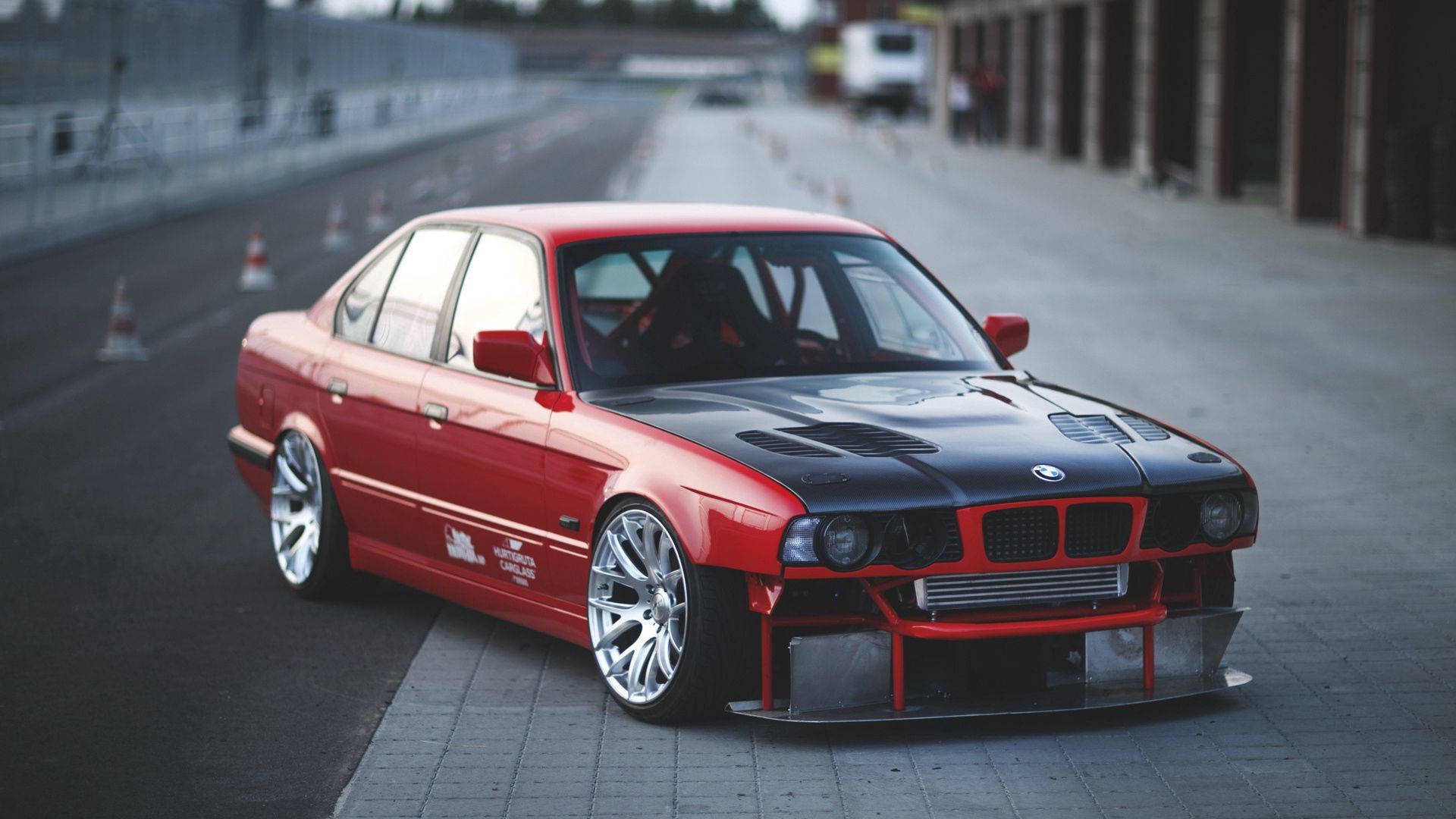 Caption: Kapansin-pansing Pulang BMW E34 sa Full HD Wallpaper