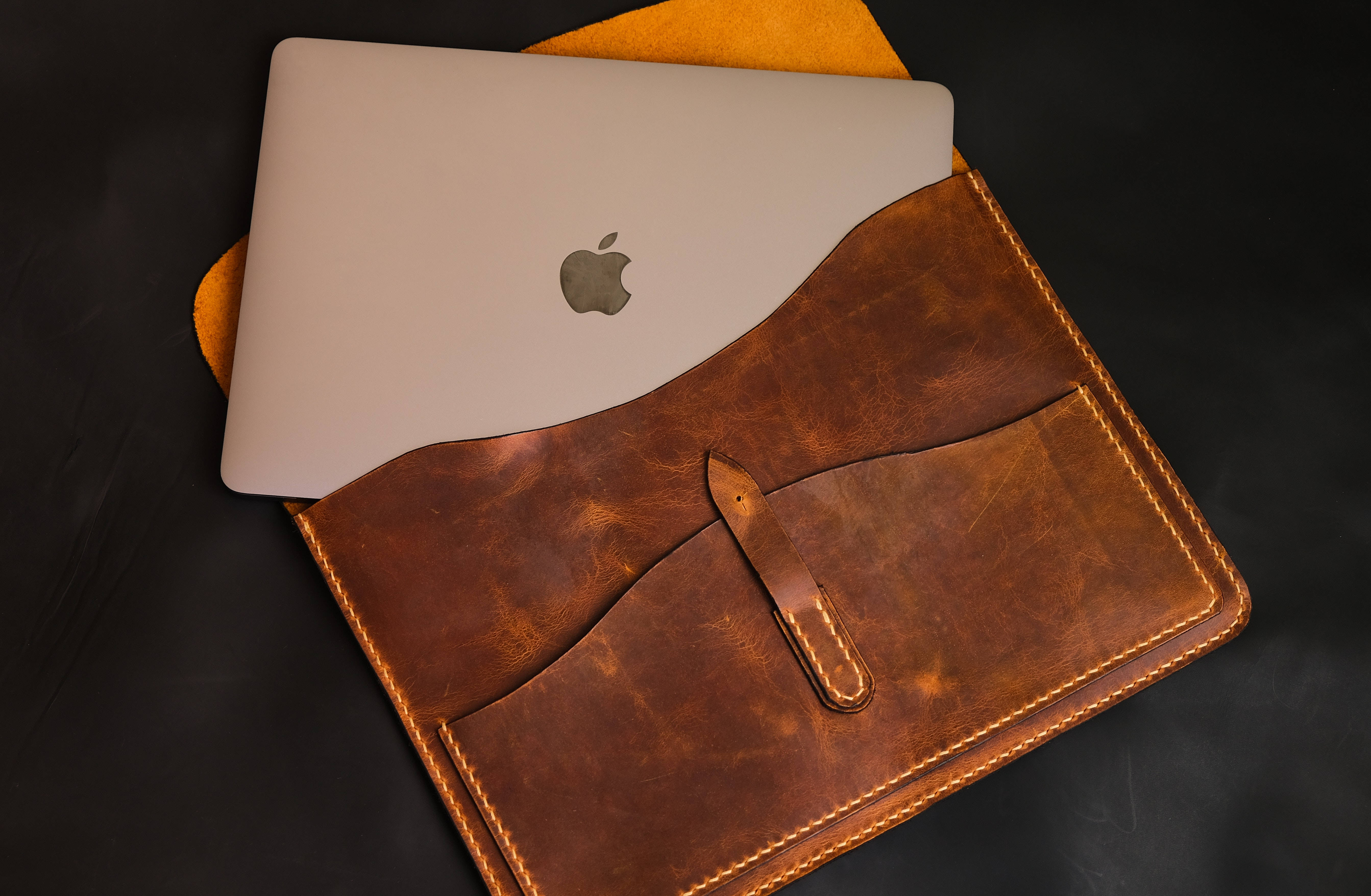Caption: Makabagong Apple Mac Desktop sa Malikhaing Workspace Wallpaper