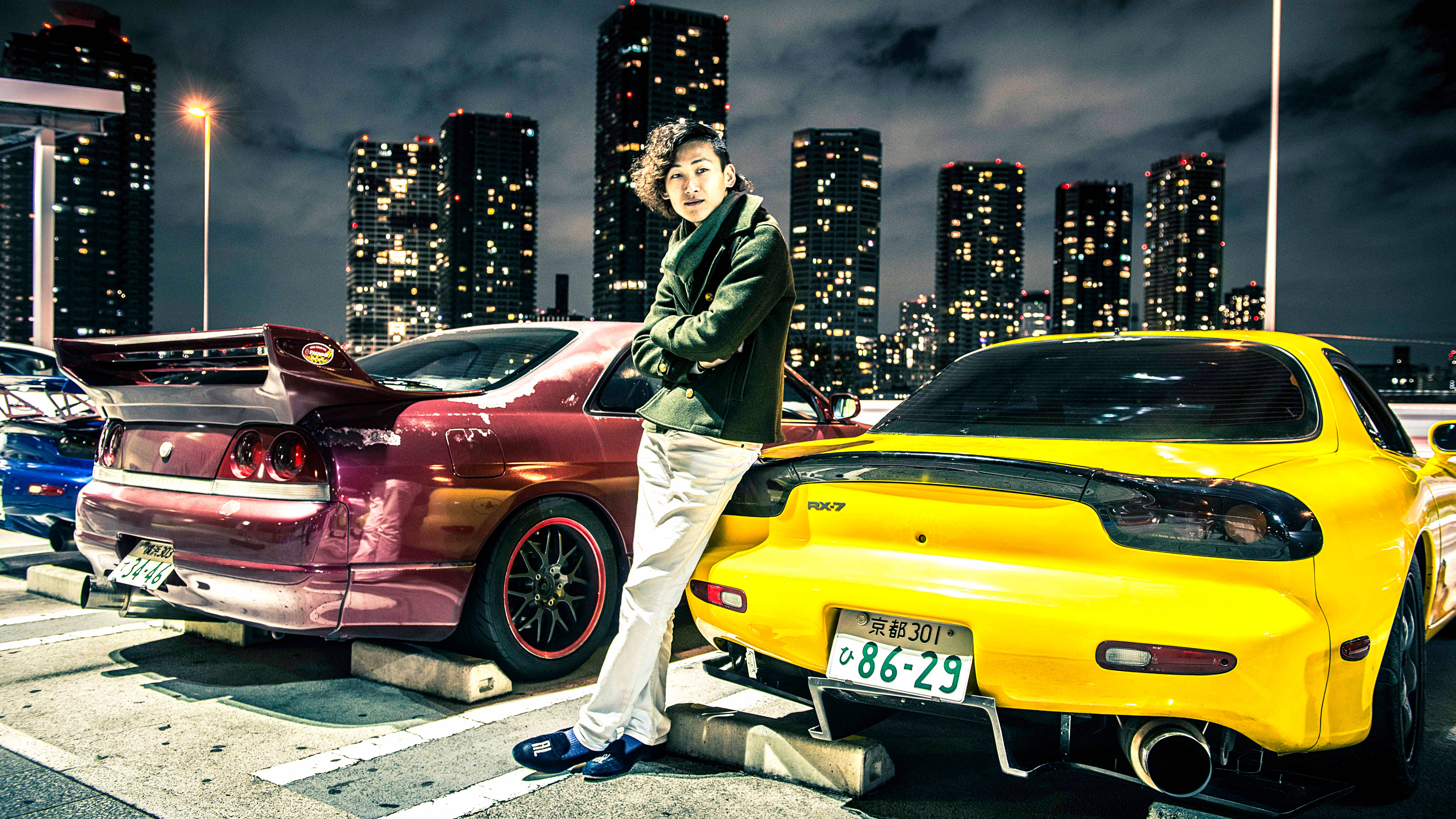 Caption: Makinis na Pilak na JDM na Sasakyan sa Daan Wallpaper