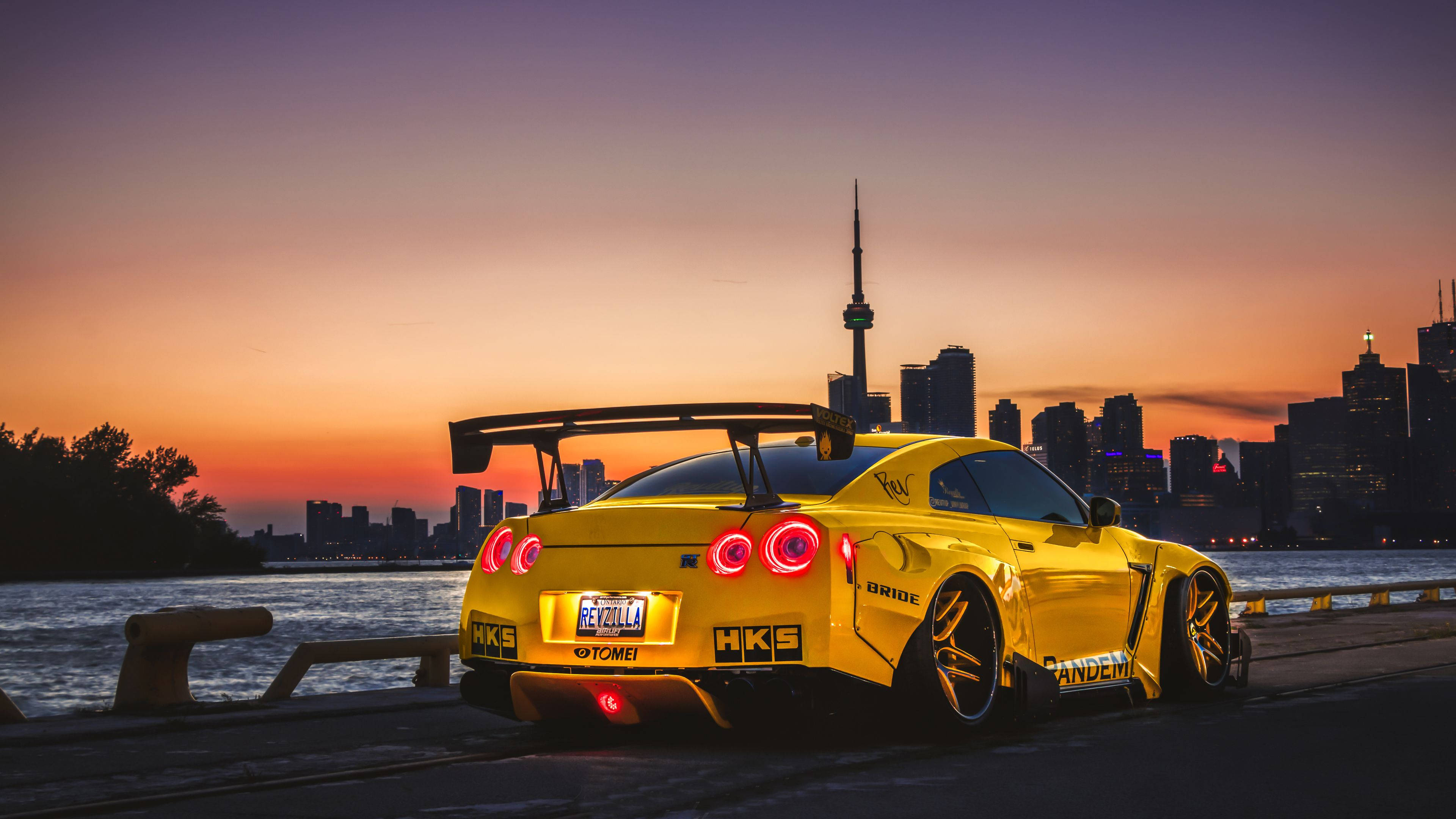 Caption: Maringal na Dilaw na Nissan GT-R sa 4K na Kalidad Wallpaper