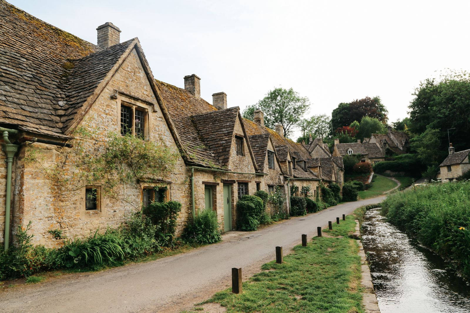 Caption: Mga Kaakit-akit na Cottage Core na Bahay sa UK Wallpaper