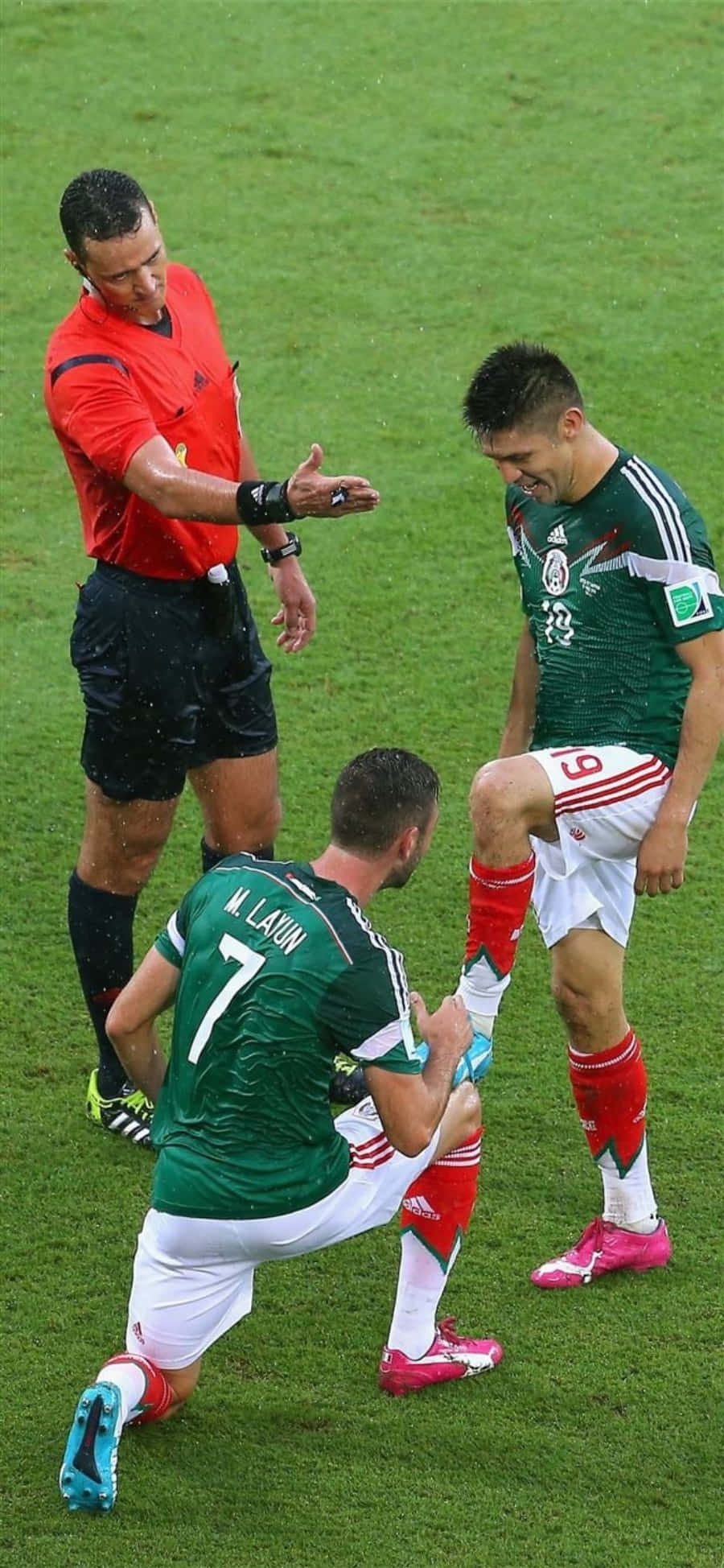 Caption: Pagmamalaki at Pagmamahal - Pambansang Koponan ng Football ng Mexico Wallpaper