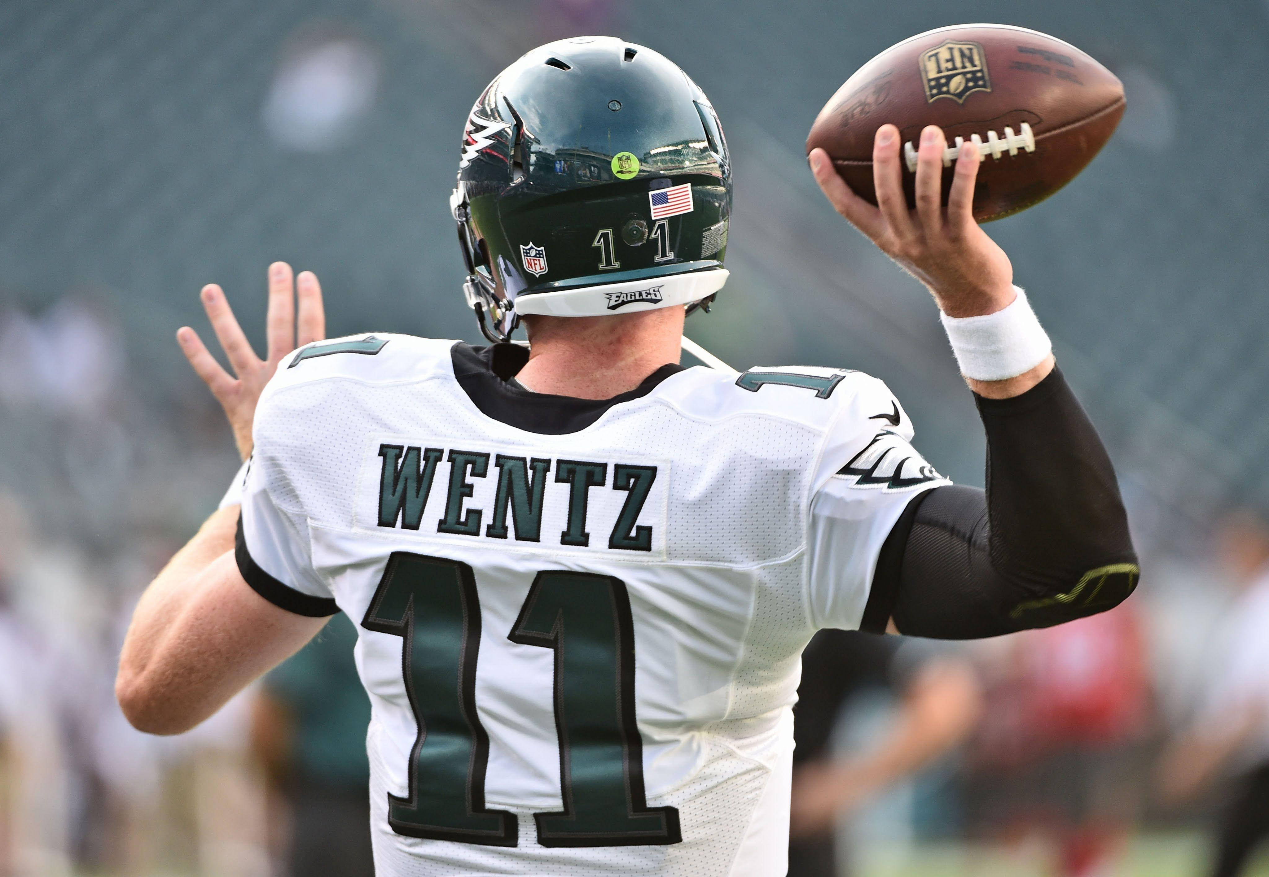 Carson Wentz Naghahagis ng Bola sa NFL Wallpaper