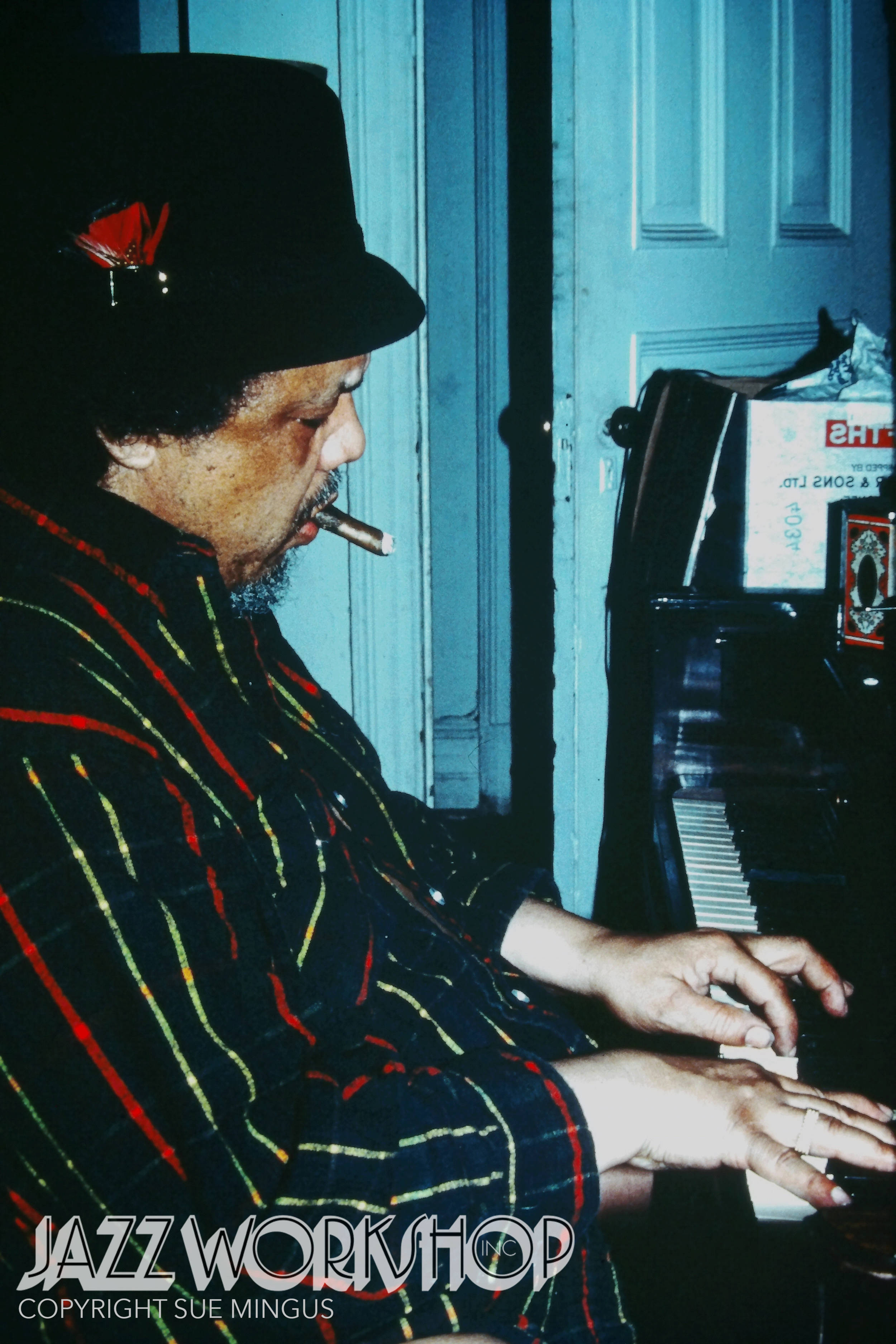 Si Charles Mingus na Nagpapatugtog ng Piano Wallpaper