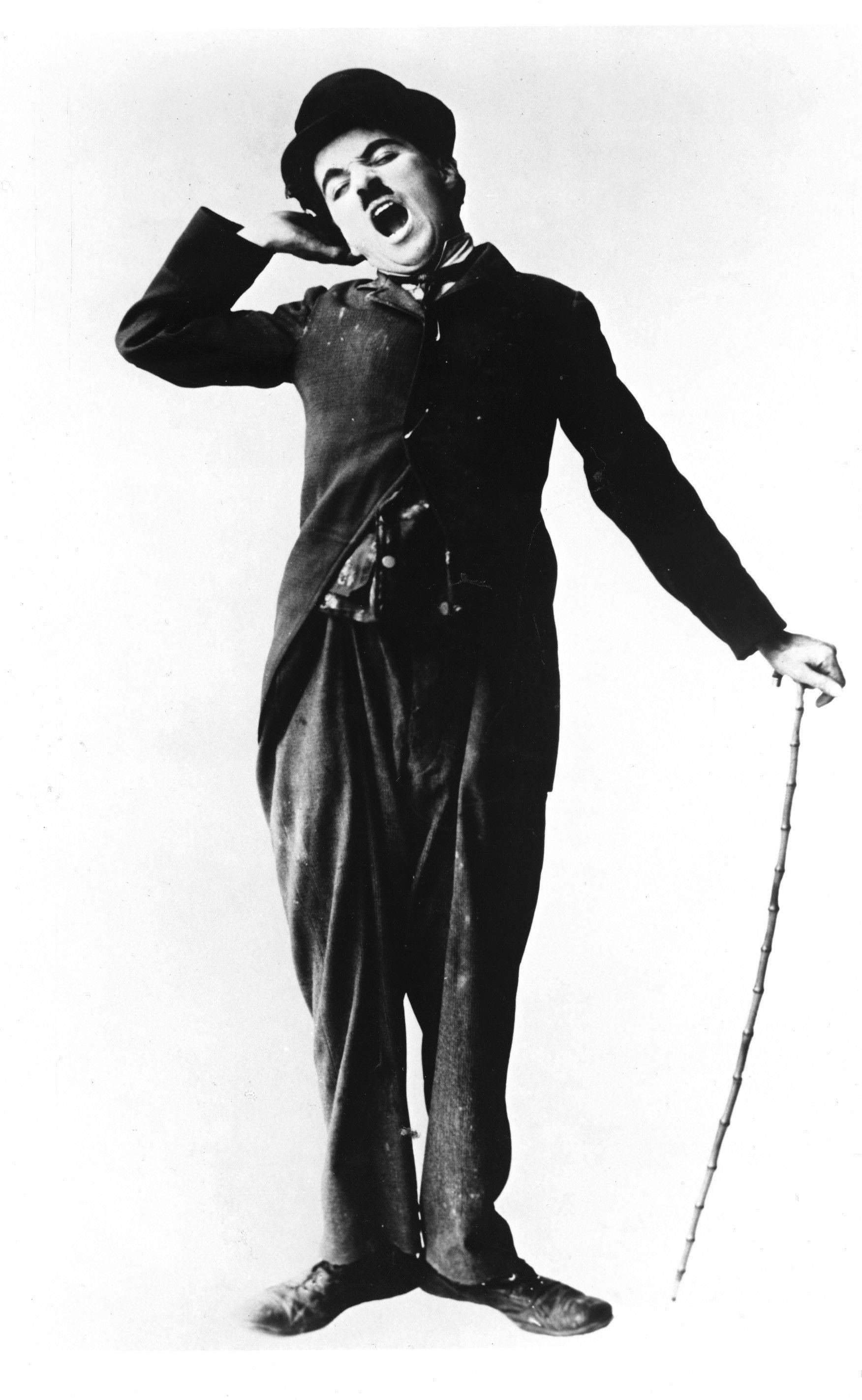Charlie Chaplin na pagod na nag-nap Wallpaper