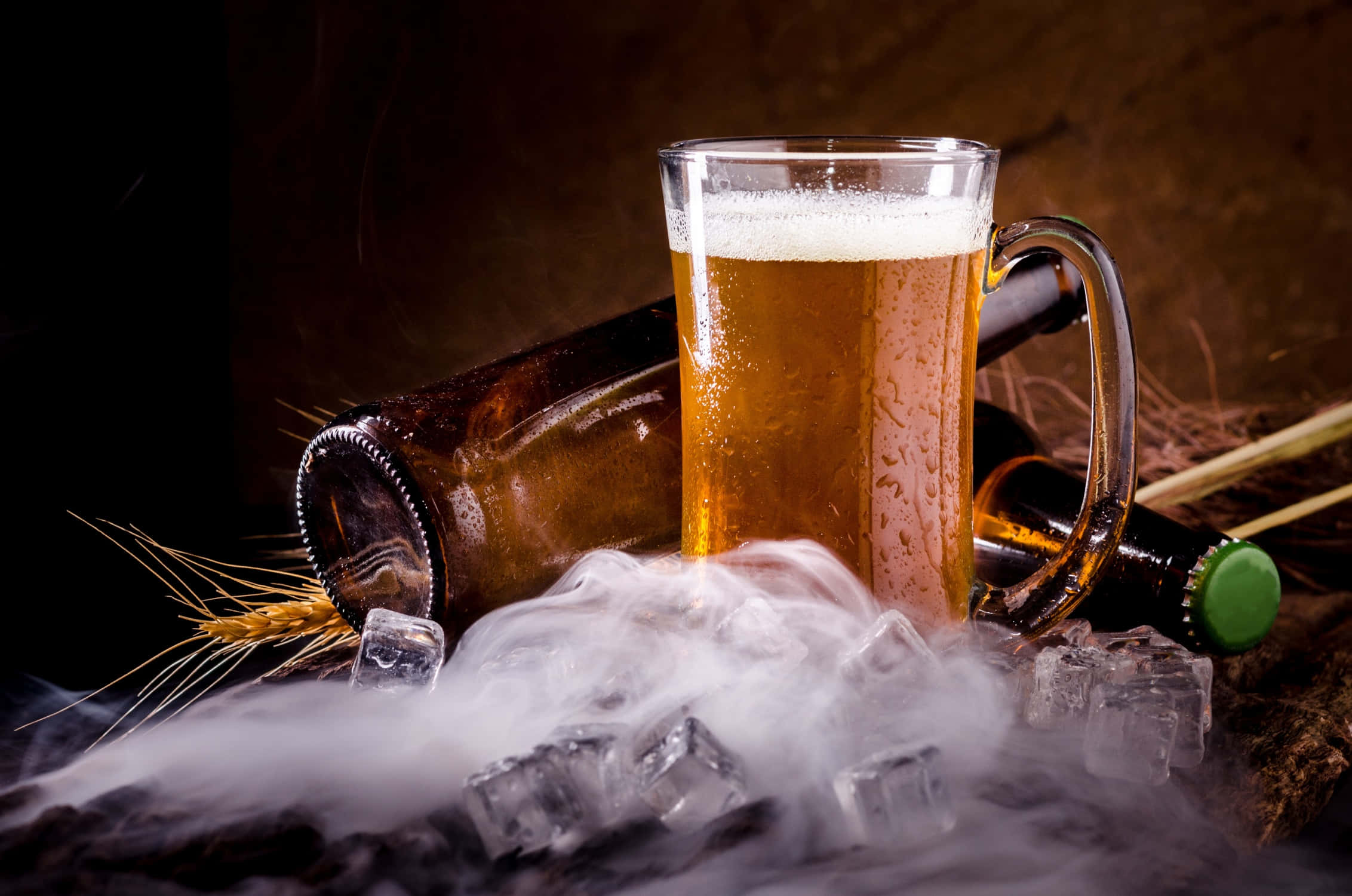 "Cheers! Walang katulad sa isang frosty beer sa isang mainit na araw ng tag-init!" Wallpaper