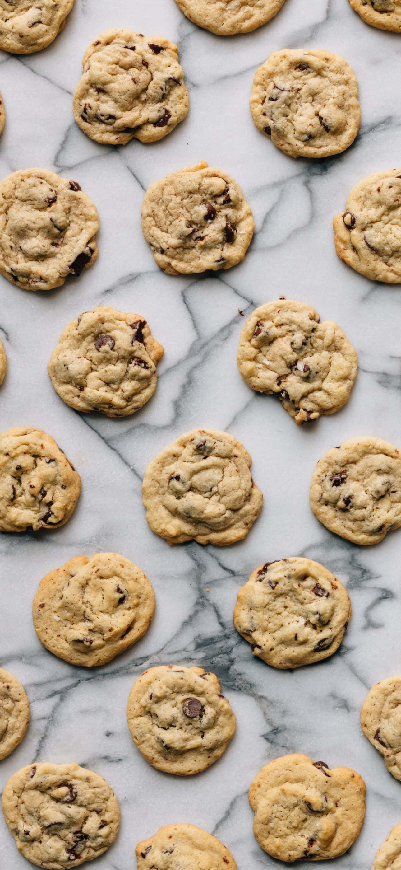 chocolate chip cookies sa ibabaw ng marmol Wallpaper