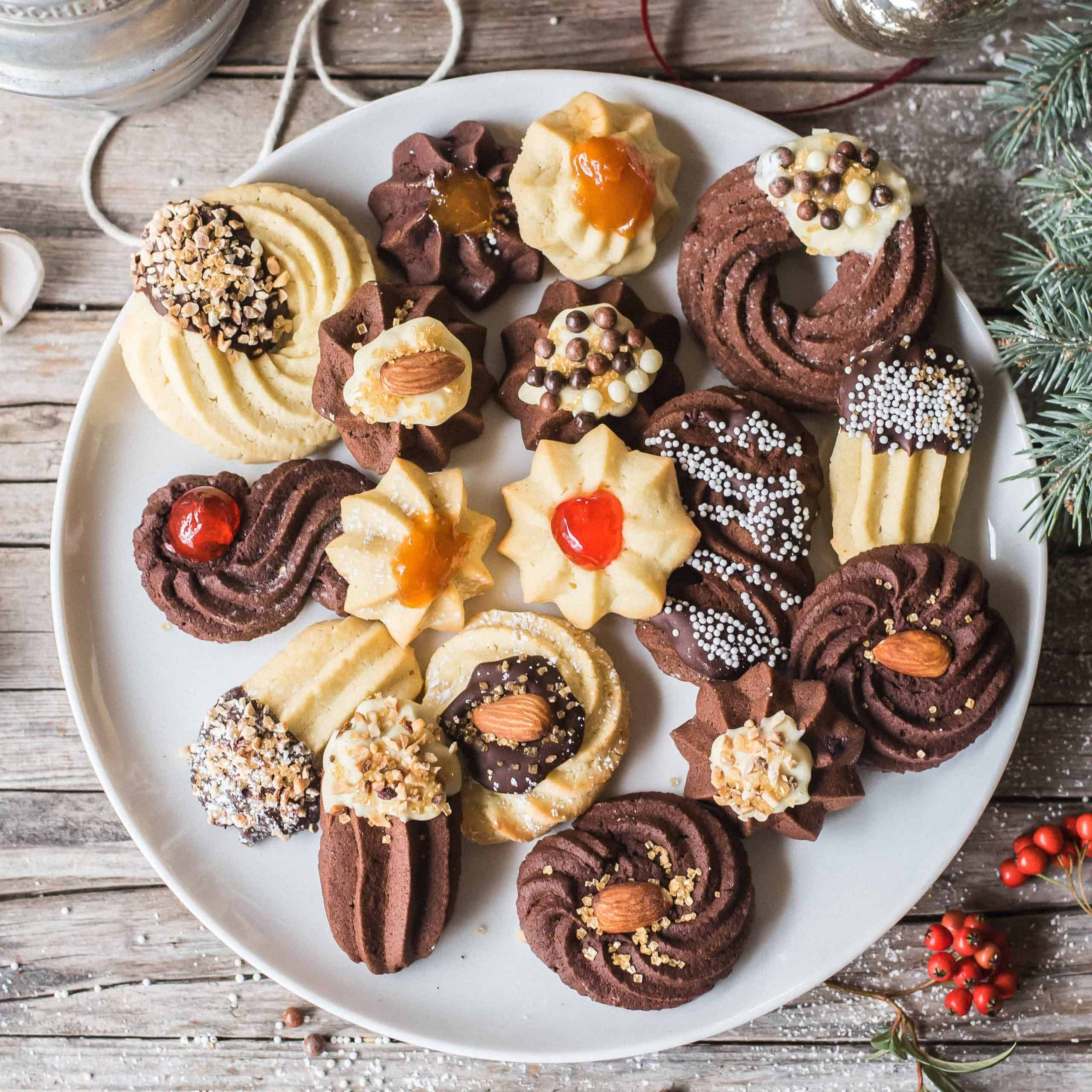 Christmas Cookies Na May Chocolates At Nuts Wallpaper