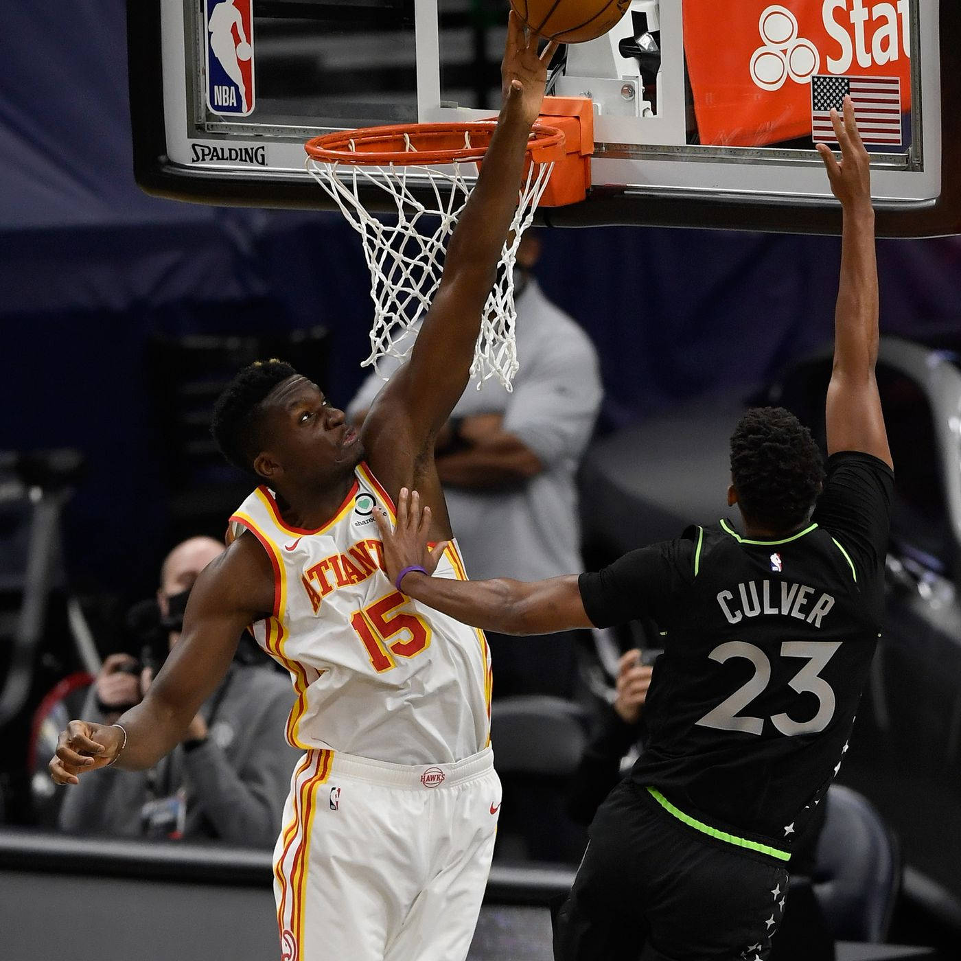 Hinarang ni Clint Capela si Jerrett Culver Wallpaper