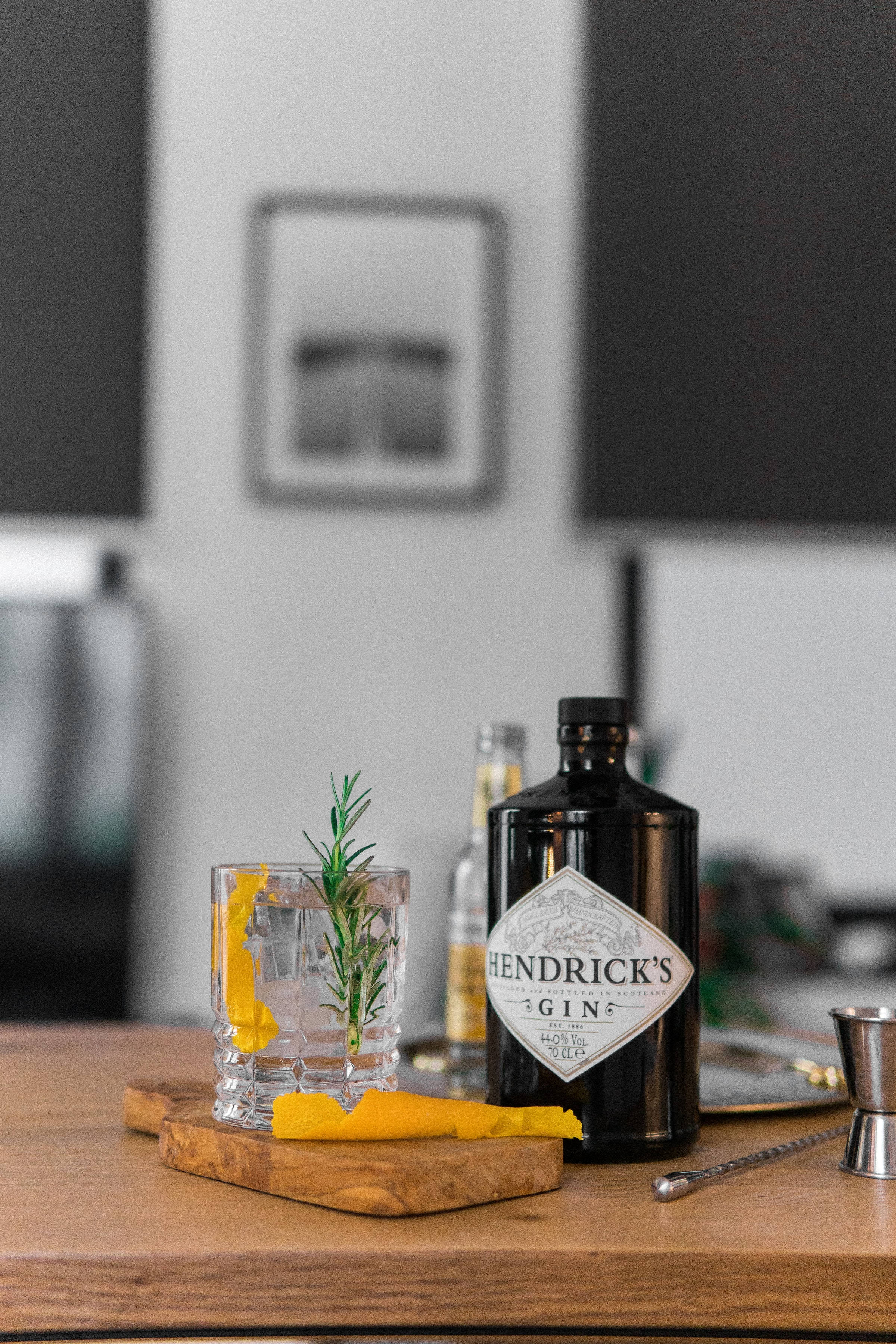 Close-up ng Bote ng Hendrick's Gin Wallpaper