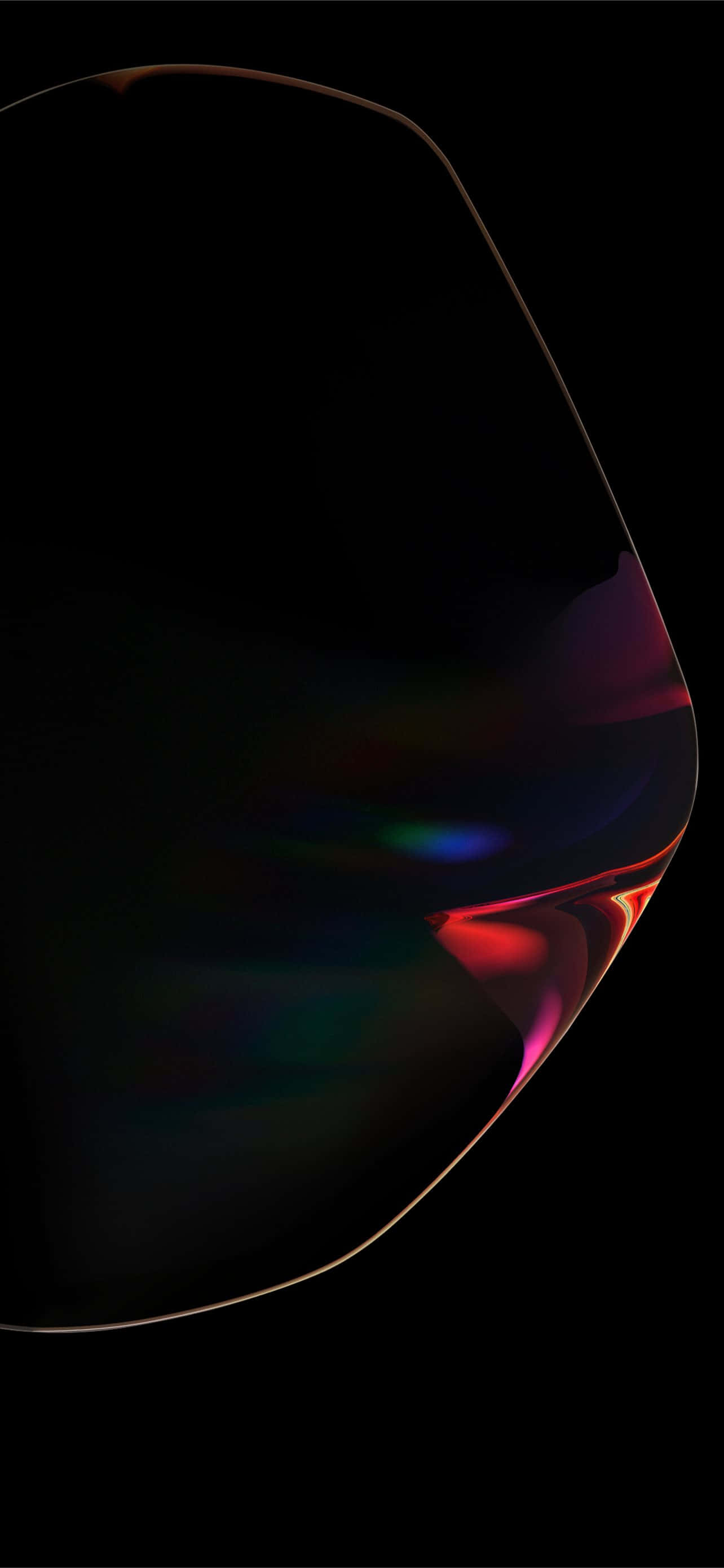 close up ng isang itim na bagay na may rainbow na kulay na liwanag Wallpaper