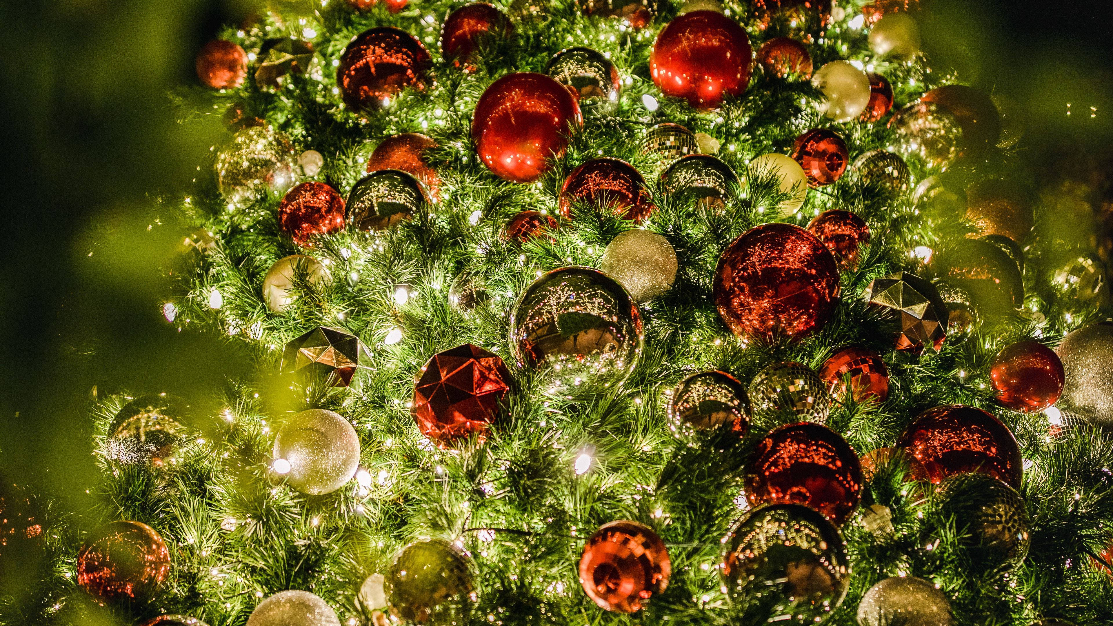 Cool na Christmas Tree Close-Up Desktop Wallpaper