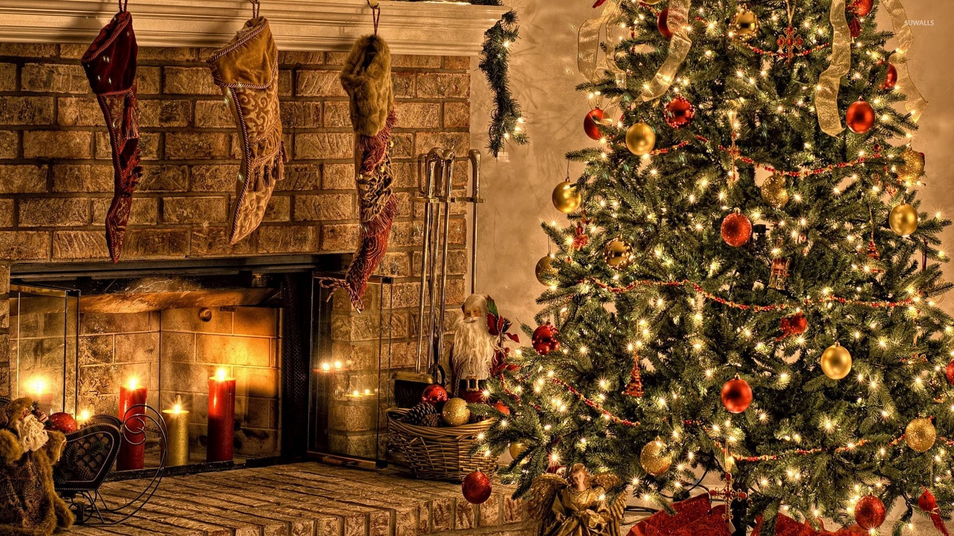 Cool na Eksena ng Christmas Tree na may Fireplace Desktop Wallpaper