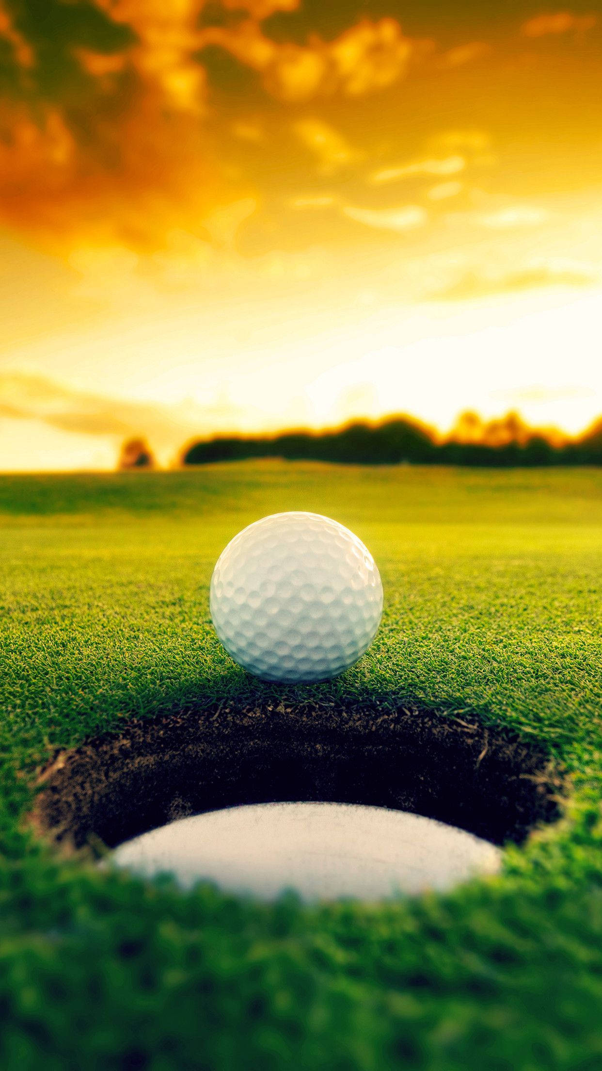 Cool na Golf Ball sa Tabi ng Goal Wallpaper