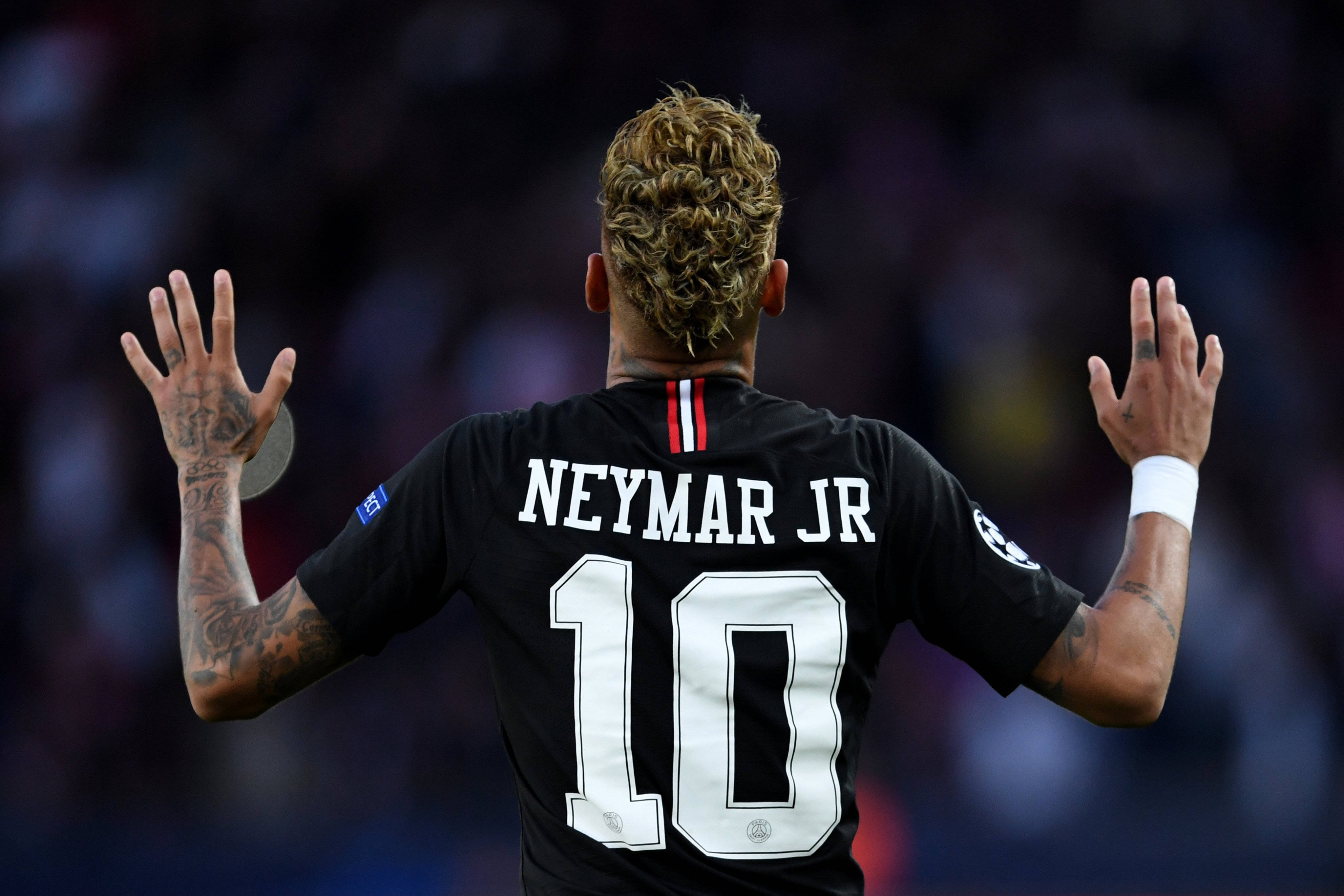 Cool na Neymar Jr na Nakataas ang Kamay Wallpaper